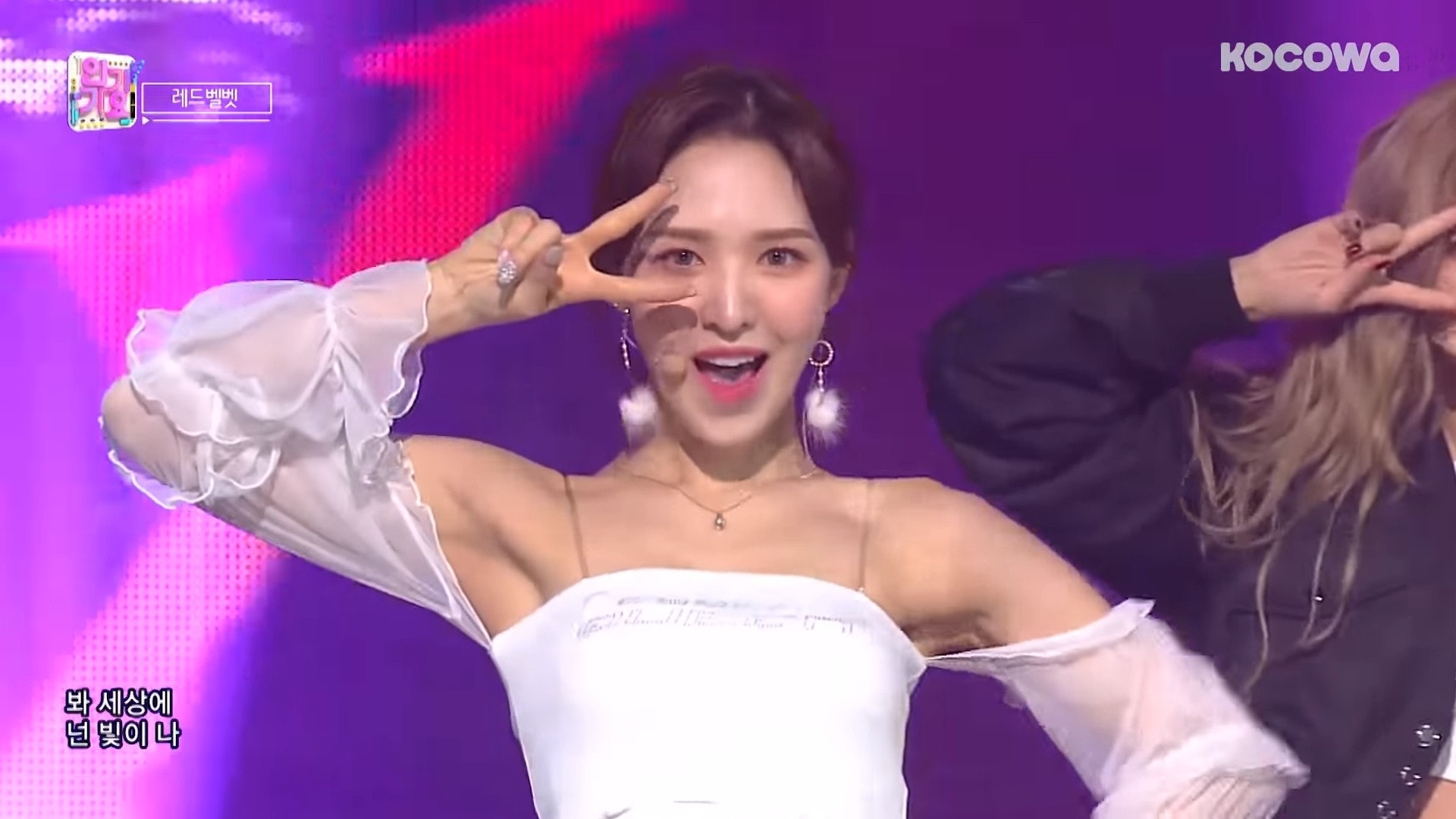 Red Velvet Wendy在《RBB》打歌期間也多次穿過品牌的衣服。(YouTube截圖) Red Velvet Wendy在《RBB》打歌期間也多次穿過品牌的衣服。(YouTube截圖)