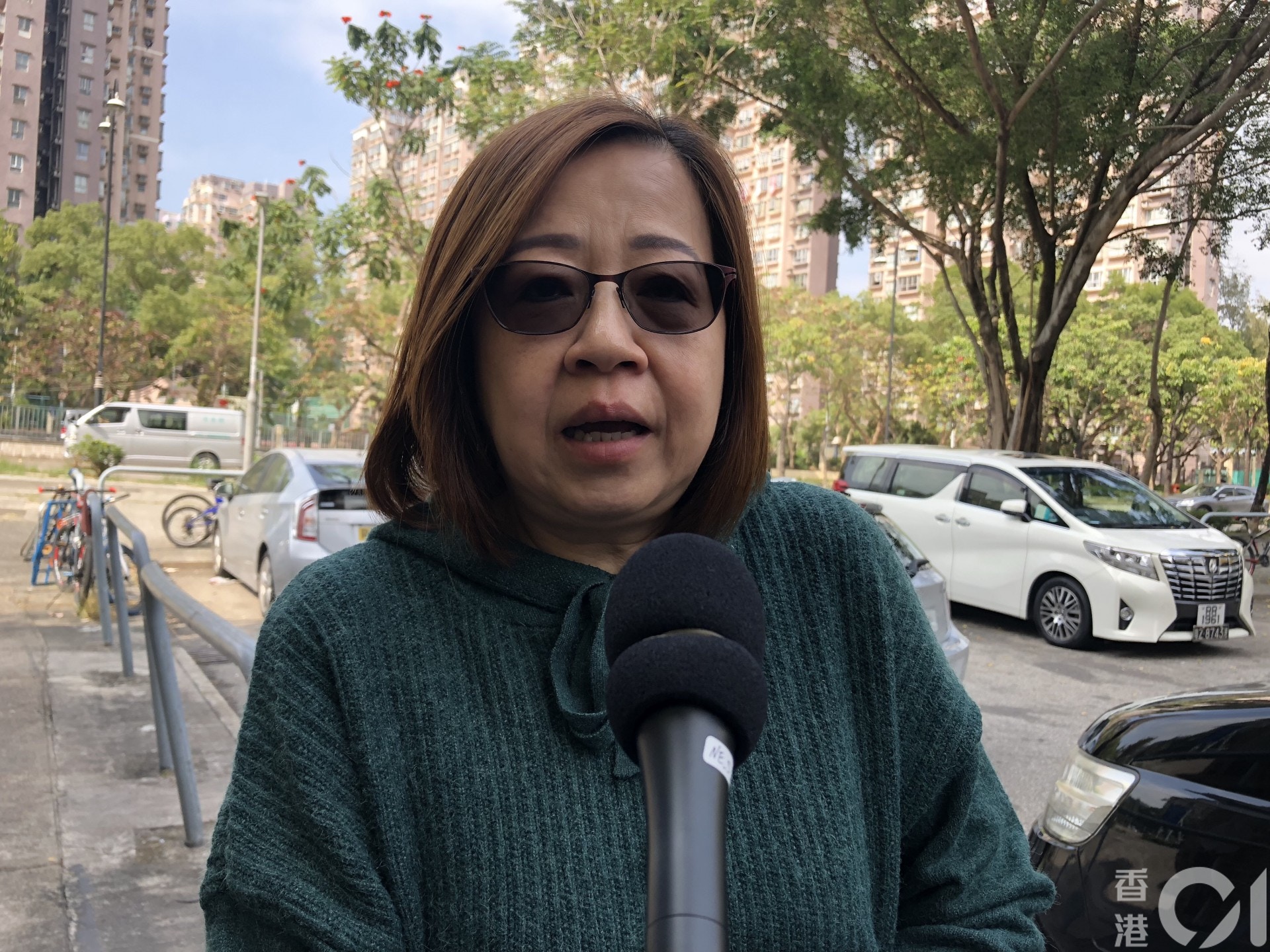 飼養兩隻貴婦犬的王小姐表示,曾光顧「御犬舍」服務,事後未見狗隻有異樣。(胡家欣攝) 飼養兩隻貴婦犬的王小姐表示,曾光顧「御犬舍」服務,事後未見狗隻有異樣。(胡家欣攝)