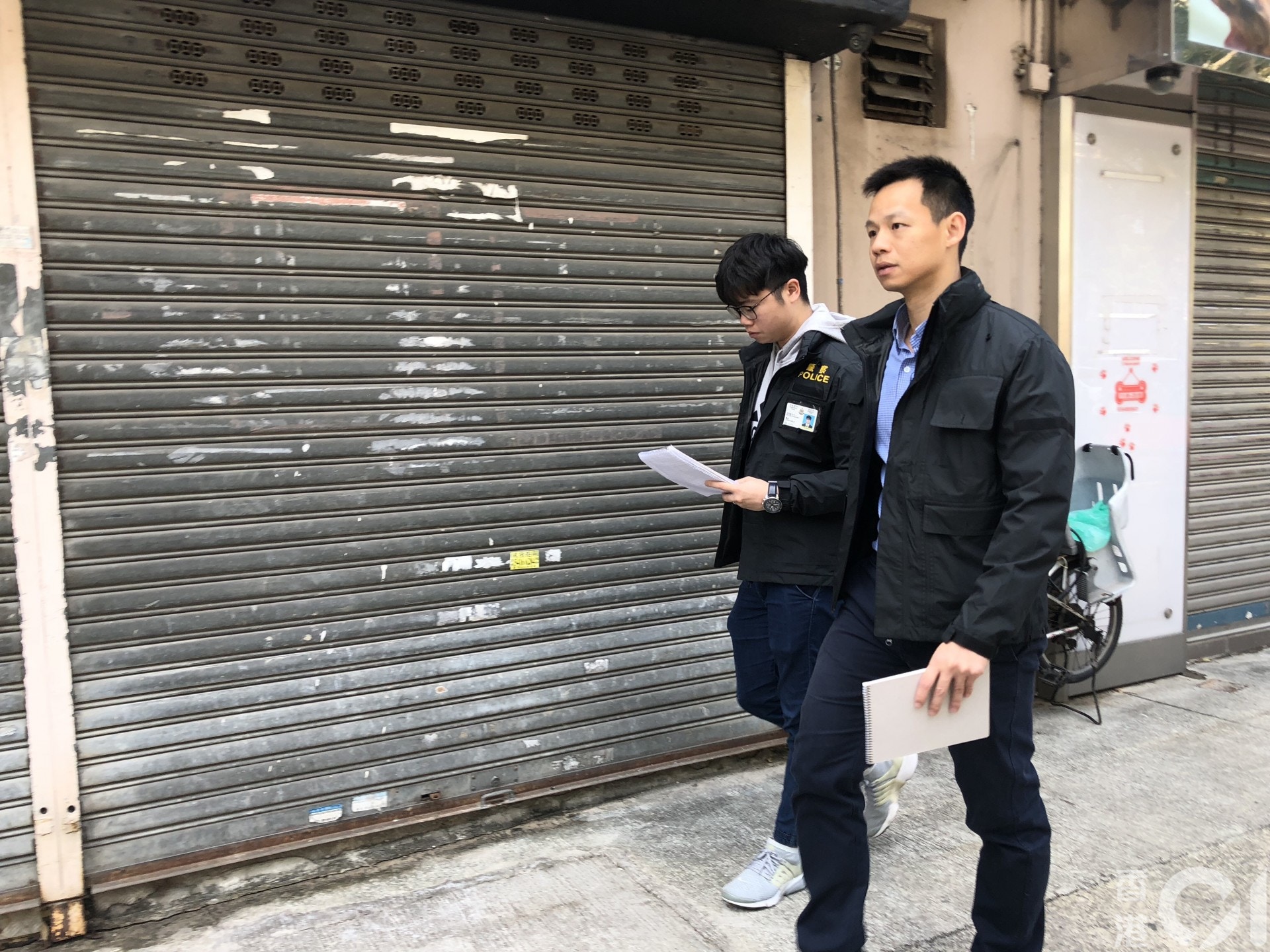 大埔警區刑事調查隊員主動派員到涉事的大埔寵物美容院調查虐狗案。(胡家欣攝) 大埔警區刑事調查隊員主動派員到涉事的大埔寵物美容院調查虐狗案。(胡家欣攝)