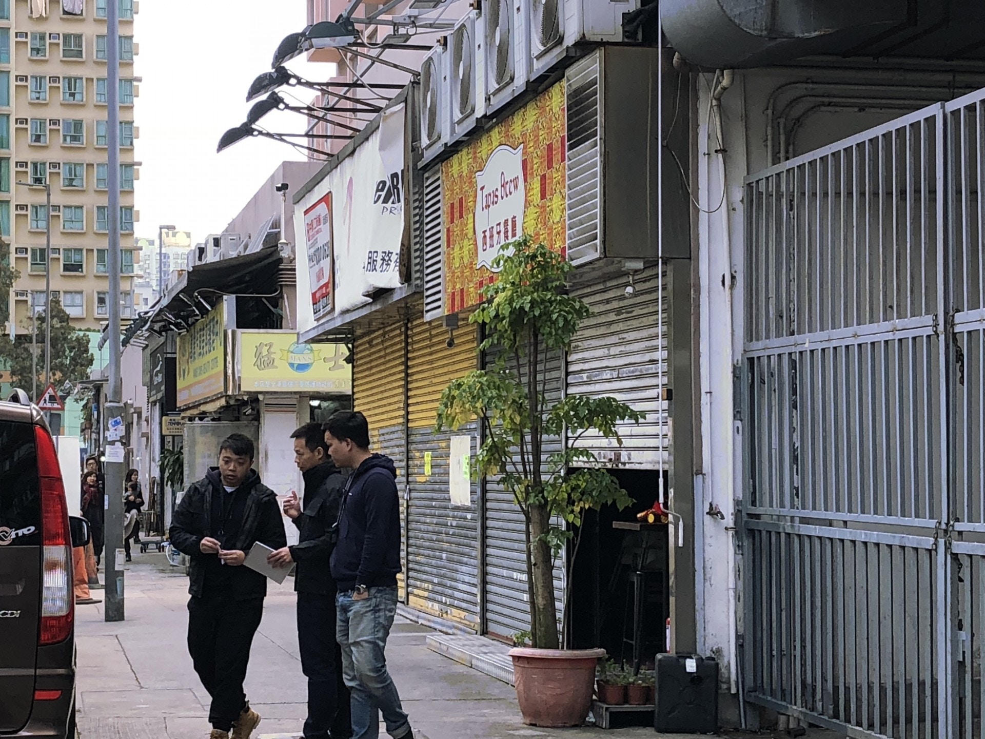 大埔警區刑事調查隊員主動派員到涉事的大埔寵物美容院調查虐狗案。(胡家欣攝) 大埔警區刑事調查隊員主動派員到涉事的大埔寵物美容院調查虐狗案。(胡家欣攝)