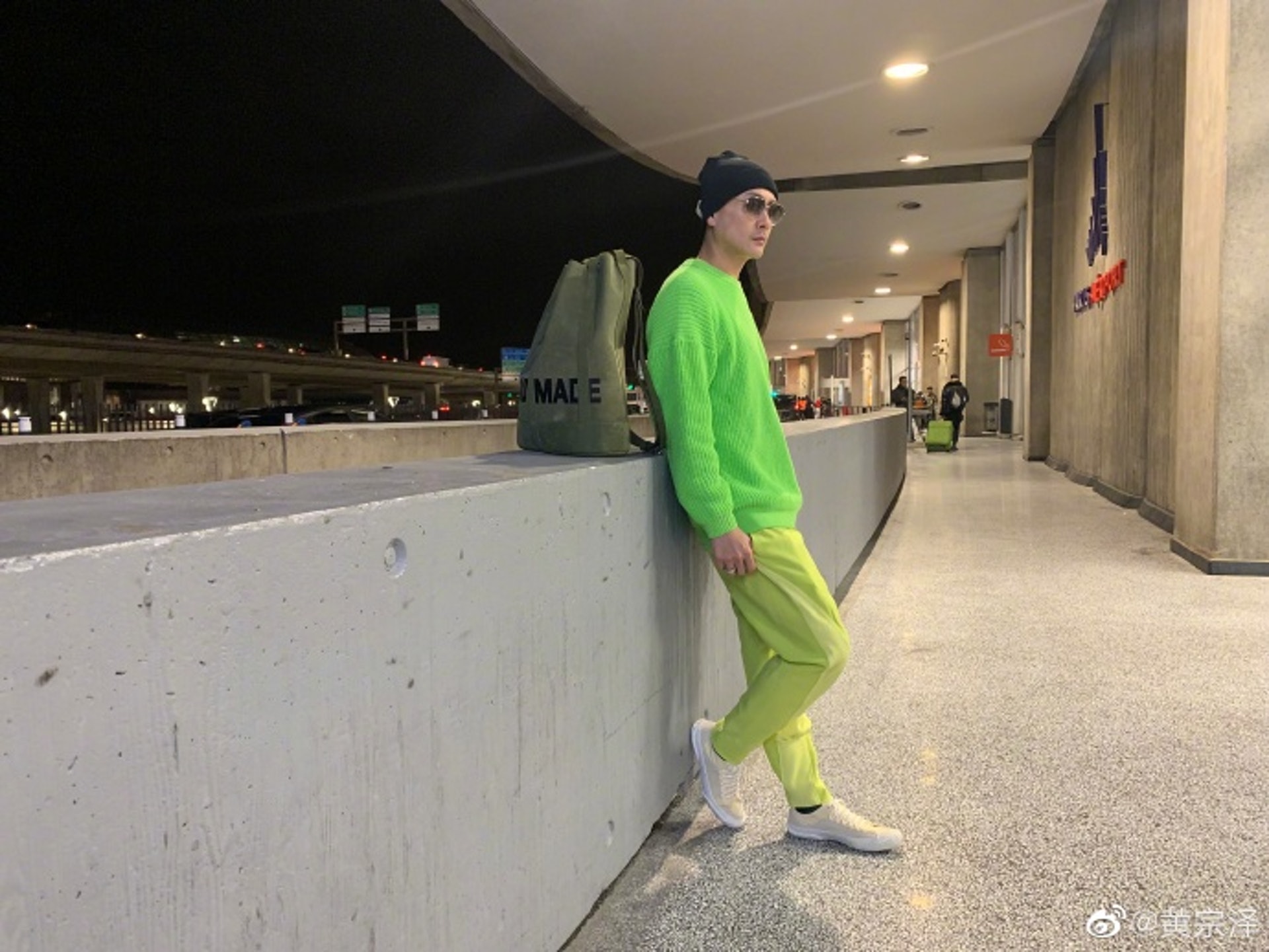 Bosco以淺熒光綠色的運動褲襯較深色的熒光綠色冷衫,一般人都未必敢着!(黃宗澤微博照片) Bosco以淺熒光綠色的運動褲襯較深色的熒光綠色冷衫,一般人都未必敢着!(黃宗澤微博照片)