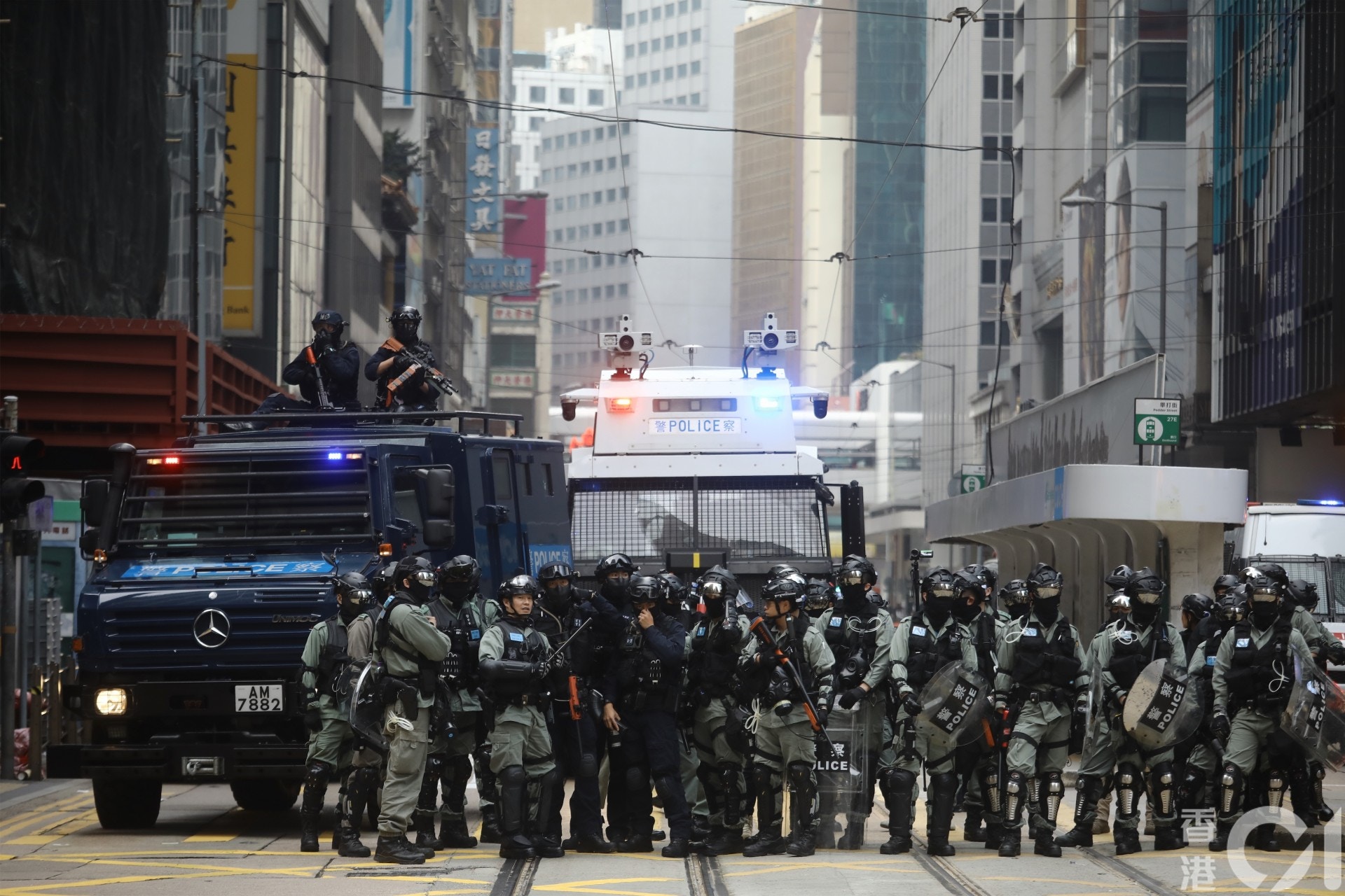 1 19集會 一支樽裝水打破和平集會中環爆衝突警腰斬集會 香港01 社會新聞
