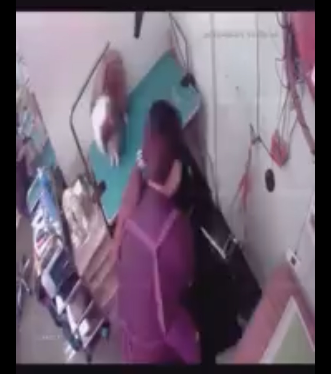 牧羊犬倒在地上。(影片截圖) 牧羊犬倒在地上。(影片截圖)