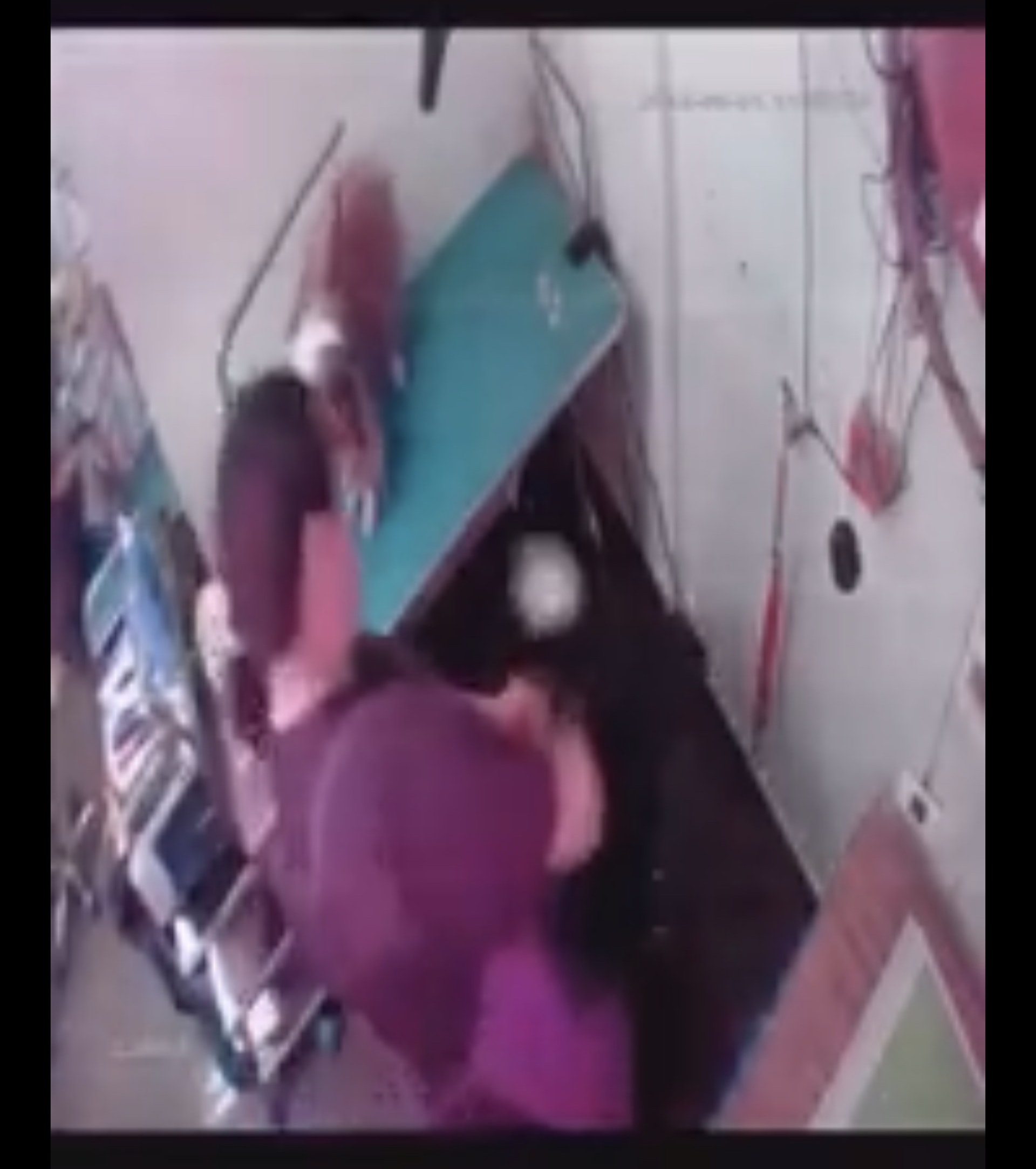 女職員用狗繩扯起牧羊犬再將牠掟向圓凳。(影片截圖) 女職員用狗繩扯起牧羊犬再將牠掟向圓凳。(影片截圖)