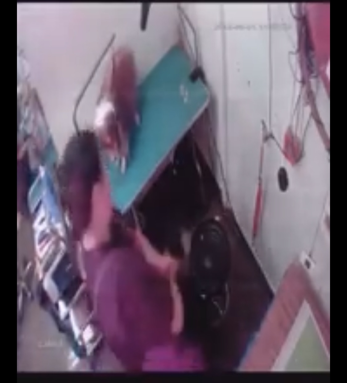 女職員用狗繩扯起牧羊犬再將牠掟向圓凳。(影片截圖) 女職員用狗繩扯起牧羊犬再將牠掟向圓凳。(影片截圖)