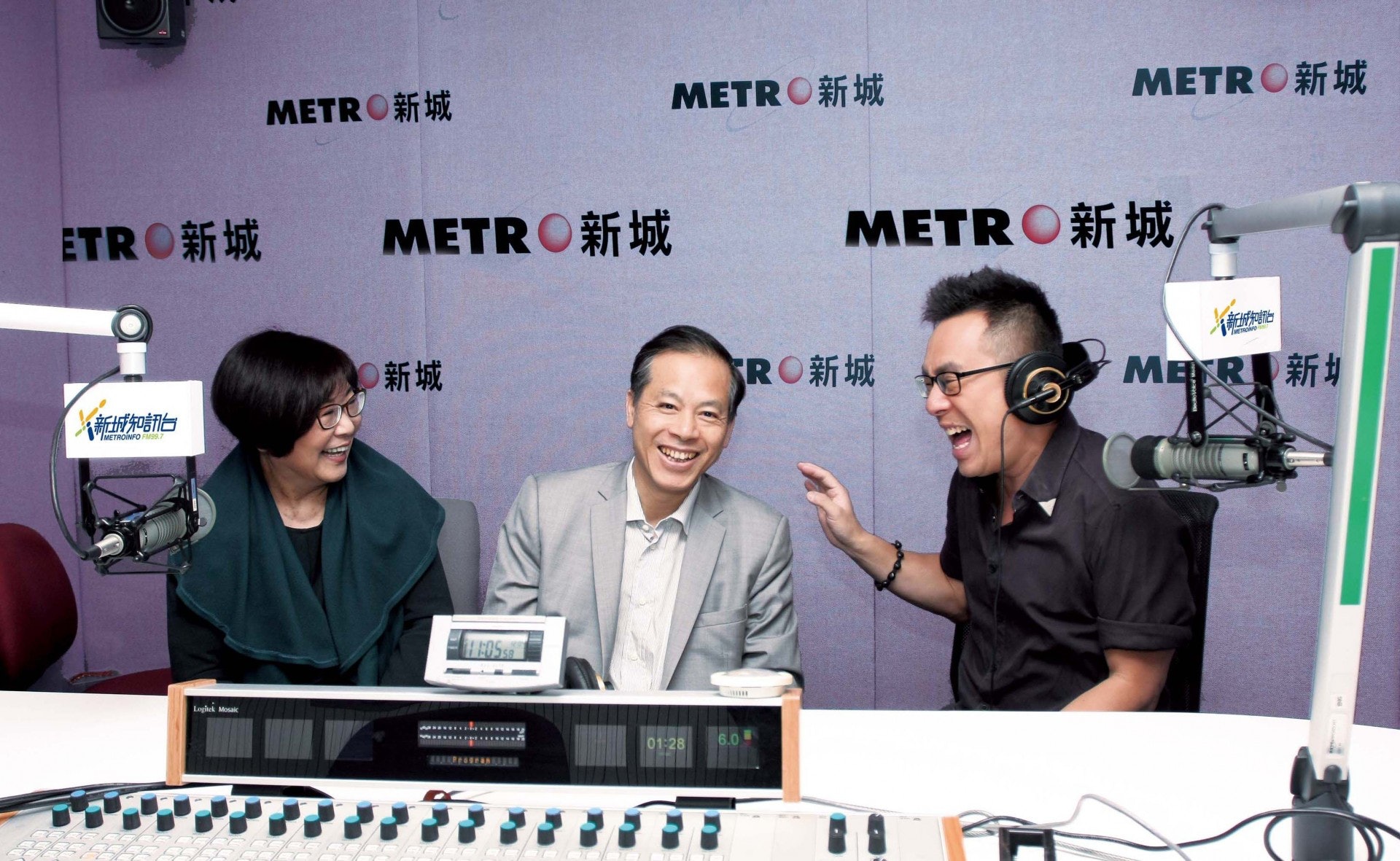 每周日於新城知訊台主持《新紀元健康檔案》,探討各種醫學問題。 每周日於新城知訊台主持《新紀元健康檔案》,探討各種醫學問題。