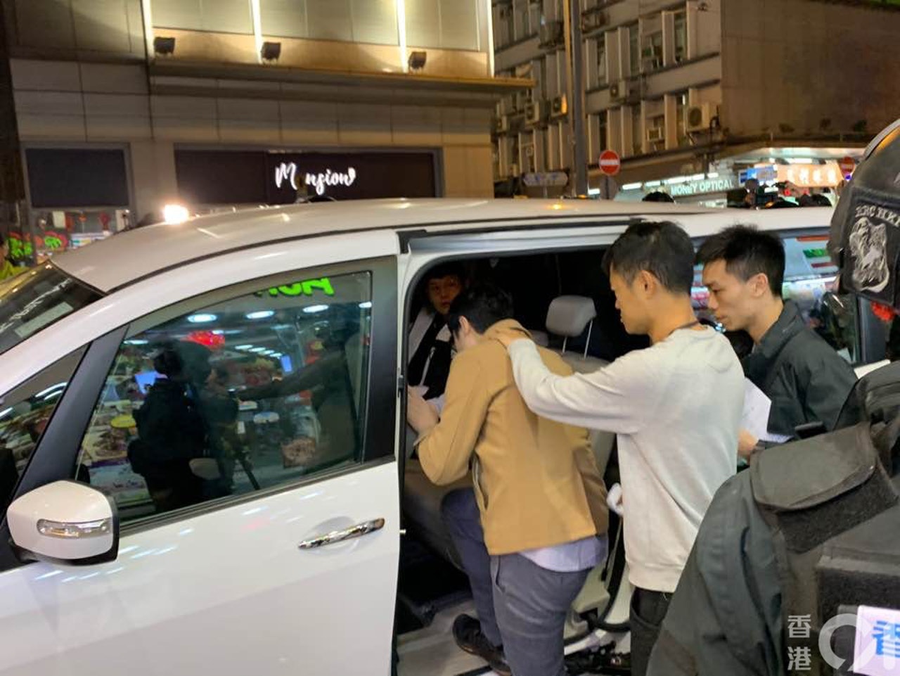 劉頴匡昨於灣仔會見傳媒後,遭警方到場拘捕。(資料圖片/羅家晴攝) 劉頴匡昨於灣仔會見傳媒後,遭警方到場拘捕。(資料圖片/羅家晴攝)