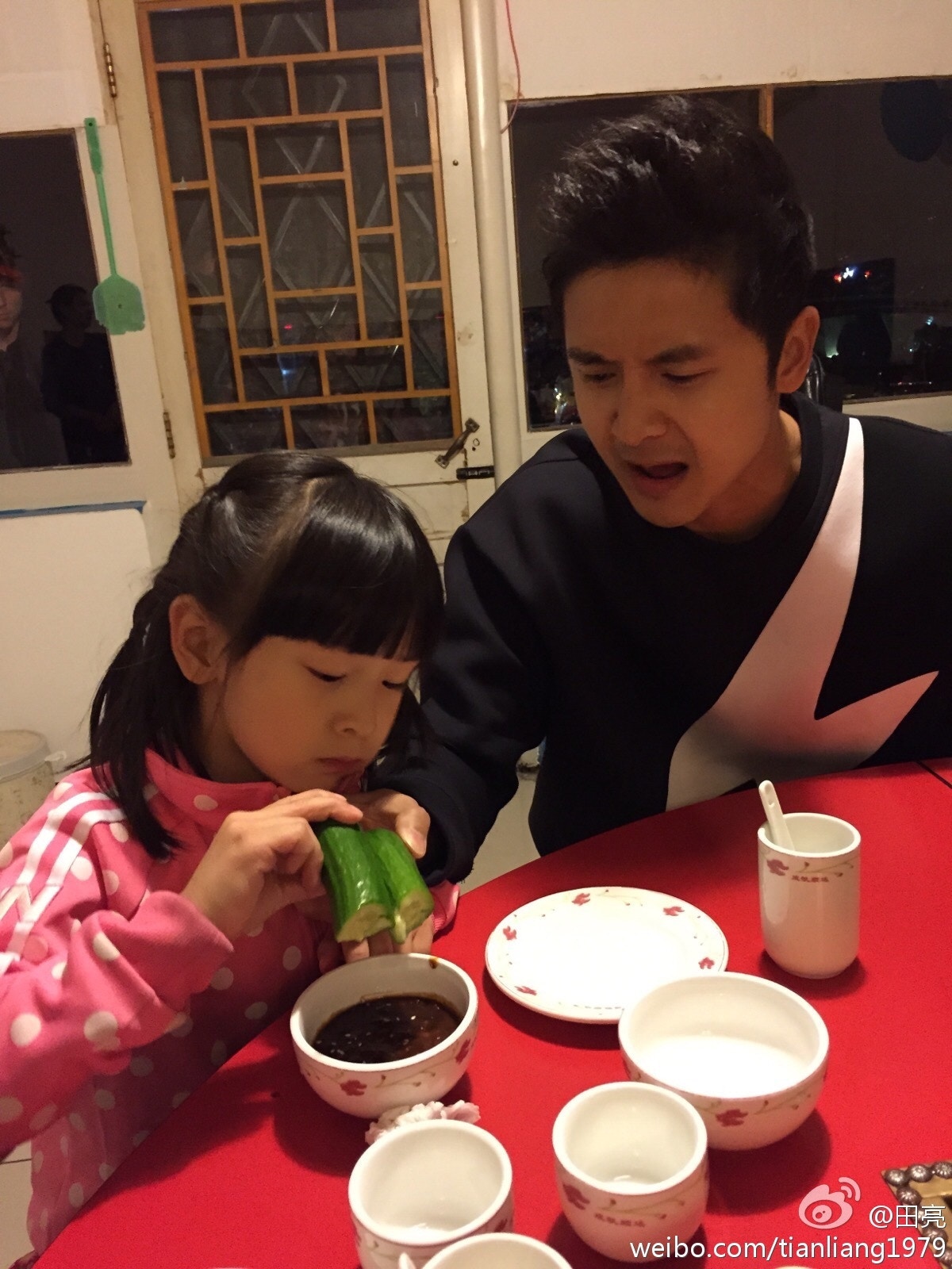 田亮偕同女儿Cindy拍摄《爸爸去哪儿》，Cindy有不少粉丝支持。（田亮微博图片）