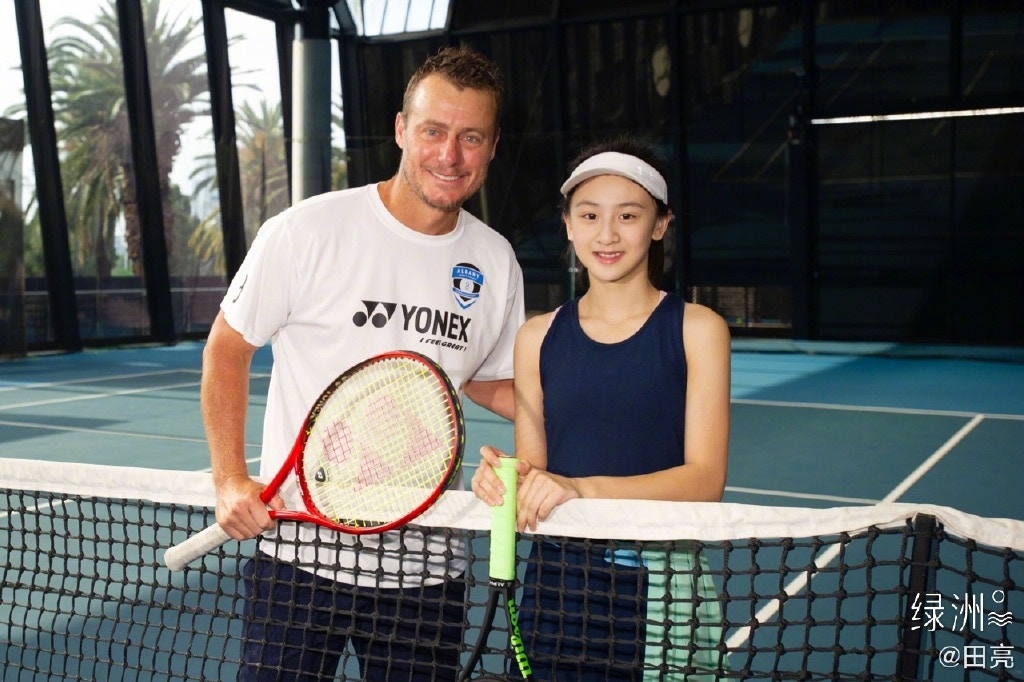 澳洲网球名将Lleyton Hewitt，担当Cindy的教练。（田亮微博图片）