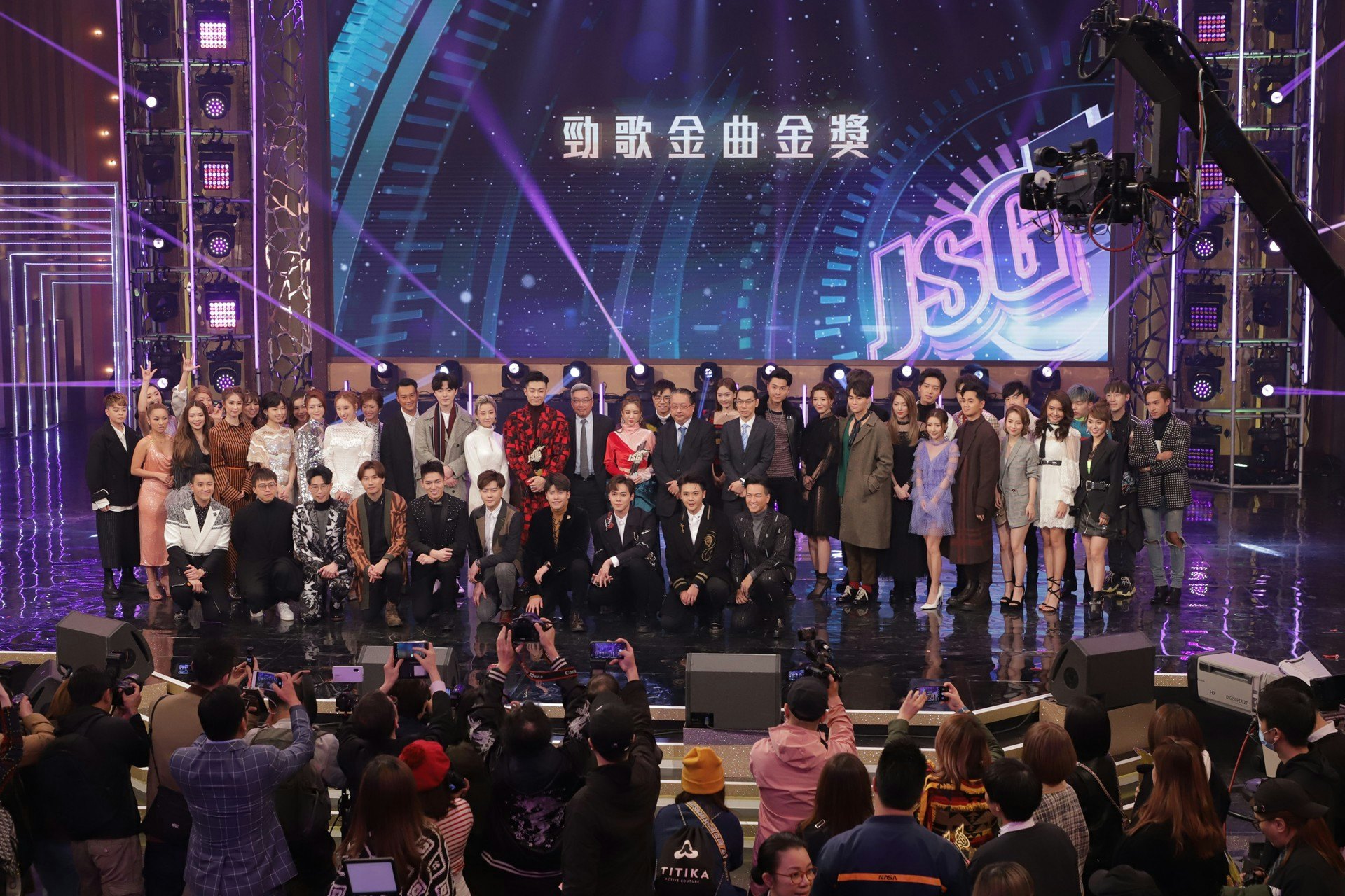 《2019年度勁歌金曲頒獎典禮》日前完滿結束,舞台上的頒獎環節固然是焦點所在,不過鏡頭後歌手們的一舉一動,也是頒獎禮當中的另類趣味所在,今日帶大家進入《勁歌金曲頒獎典禮》的錄影廠,以觀眾席視角一窺平常你看不見的頒獎禮現場! (劉智源攝) 《2019年度勁歌金曲頒獎典禮》日前完滿結束,舞台上的頒獎環節固然是焦點所在,不過鏡頭後歌手們的一舉一動,也是頒獎禮當中的另類趣味所在,今日帶大家進入《勁歌金曲頒獎典禮》的錄影廠,以觀眾席視角一窺平常你看不見的頒獎禮現場! (劉智源攝)