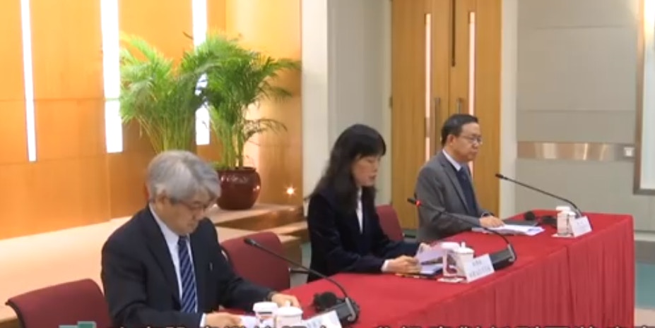 澳門政府今日舉行記者會，社會文化司司長歐陽瑜（中）宣布，政府調升傳染病防禦級別至第2級，並成立新型冠狀病毒感染應變協調中心。（澳廣視截圖）