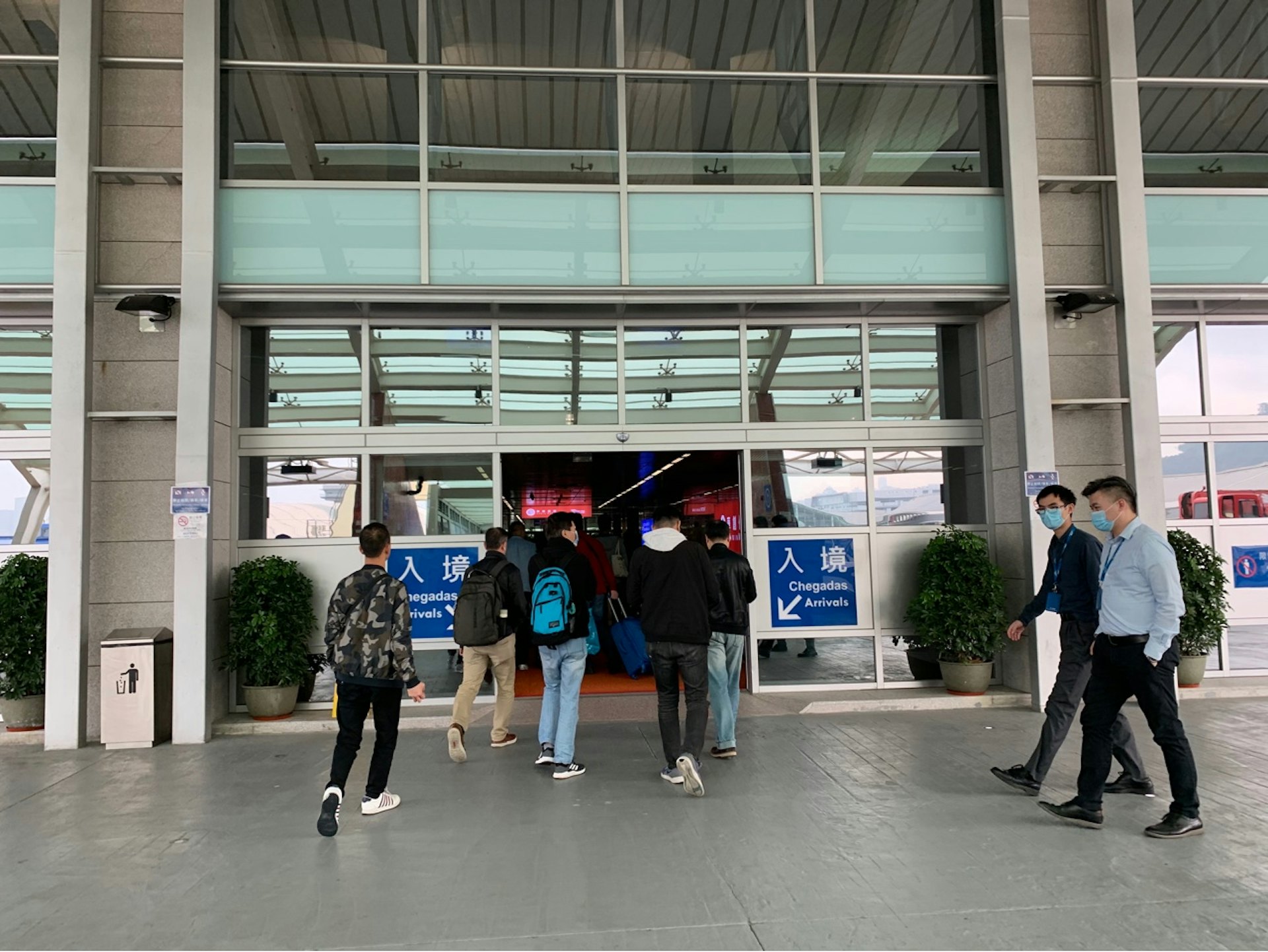抵澳後,氹仔客運碼頭內的海關職員或保安全數戴上外科口罩,不少旅客亦有防護措施。(王潔恩攝) 抵澳後,氹仔客運碼頭內的海關職員或保安全數戴上外科口罩,不少旅客亦有防護措施。(王潔恩攝)