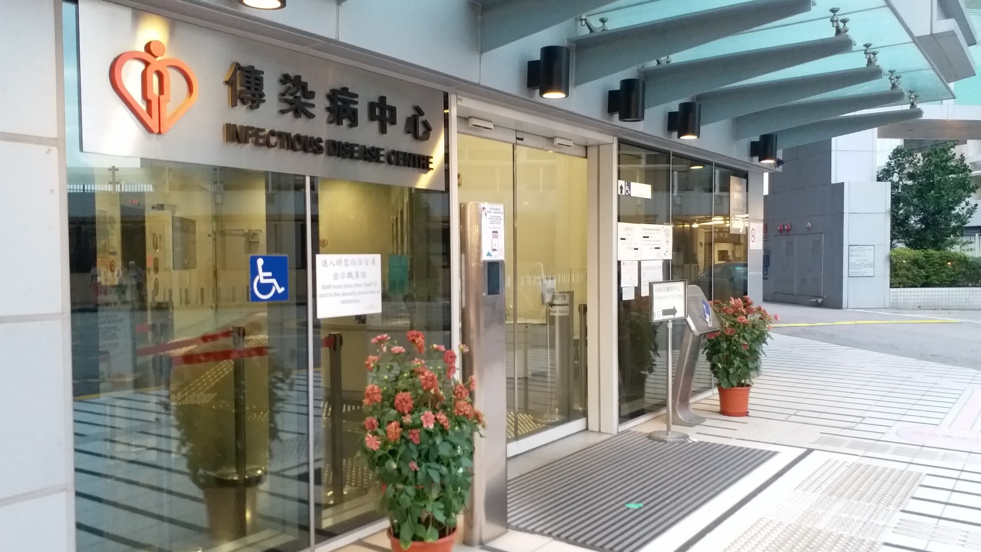 【武漢肺炎】香港首宗確診患者轉送瑪嘉烈醫院 醫護穿全套防護衣 【武漢肺炎】香港首宗確診患者轉送瑪嘉烈醫院 醫護穿全套防護衣