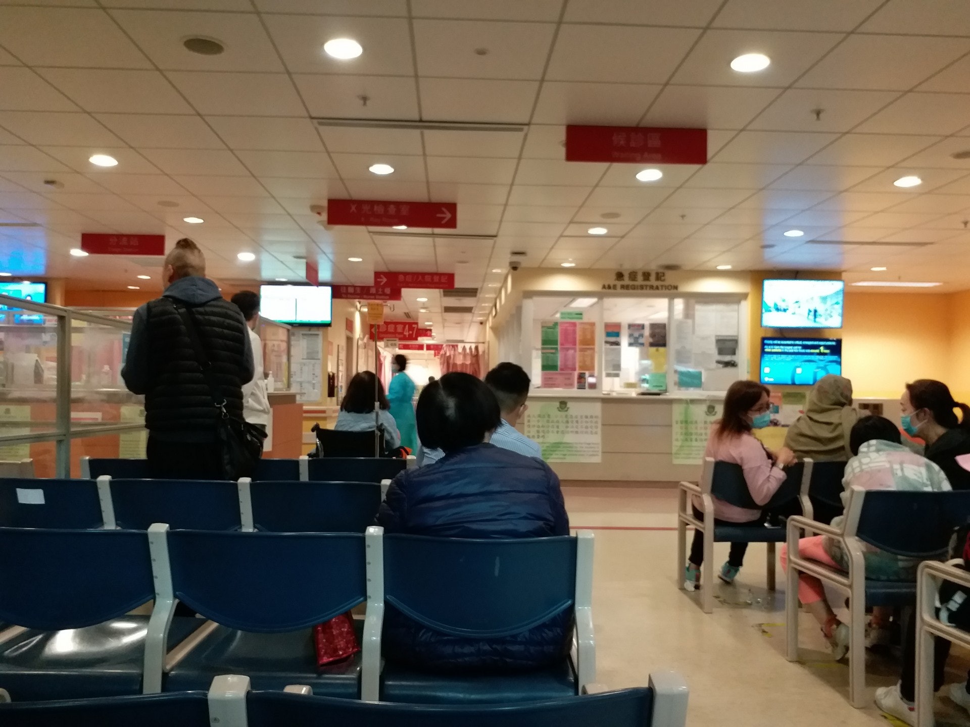 瑪嘉烈醫院急症室內,約有20名人正等候求診。(侯彩琳攝) 瑪嘉烈醫院急症室內,約有20名人正等候求診。(侯彩琳攝)
