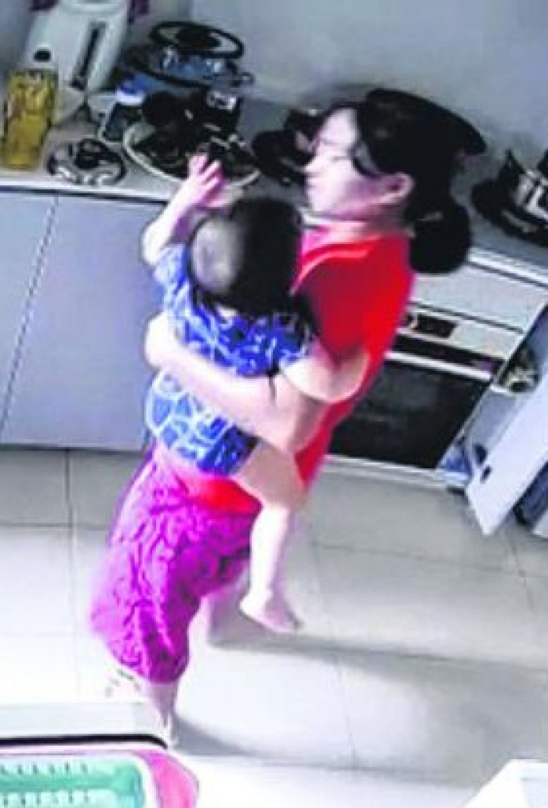 影片顯示,女傭當時一手抱着小女兒,一手在炒菜,突然捉着小女兒的手往鍋裏燙煮。(網上圖片) 影片顯示,女傭當時一手抱着小女兒,一手在炒菜,突然捉着小女兒的手往鍋裏燙煮。(網上圖片)