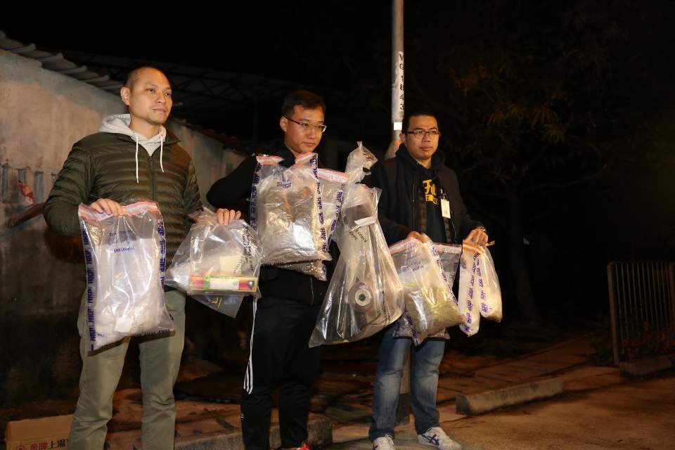 警方於鐵皮屋內搜出市值約80萬元懷疑毒品。(李豪杰攝)