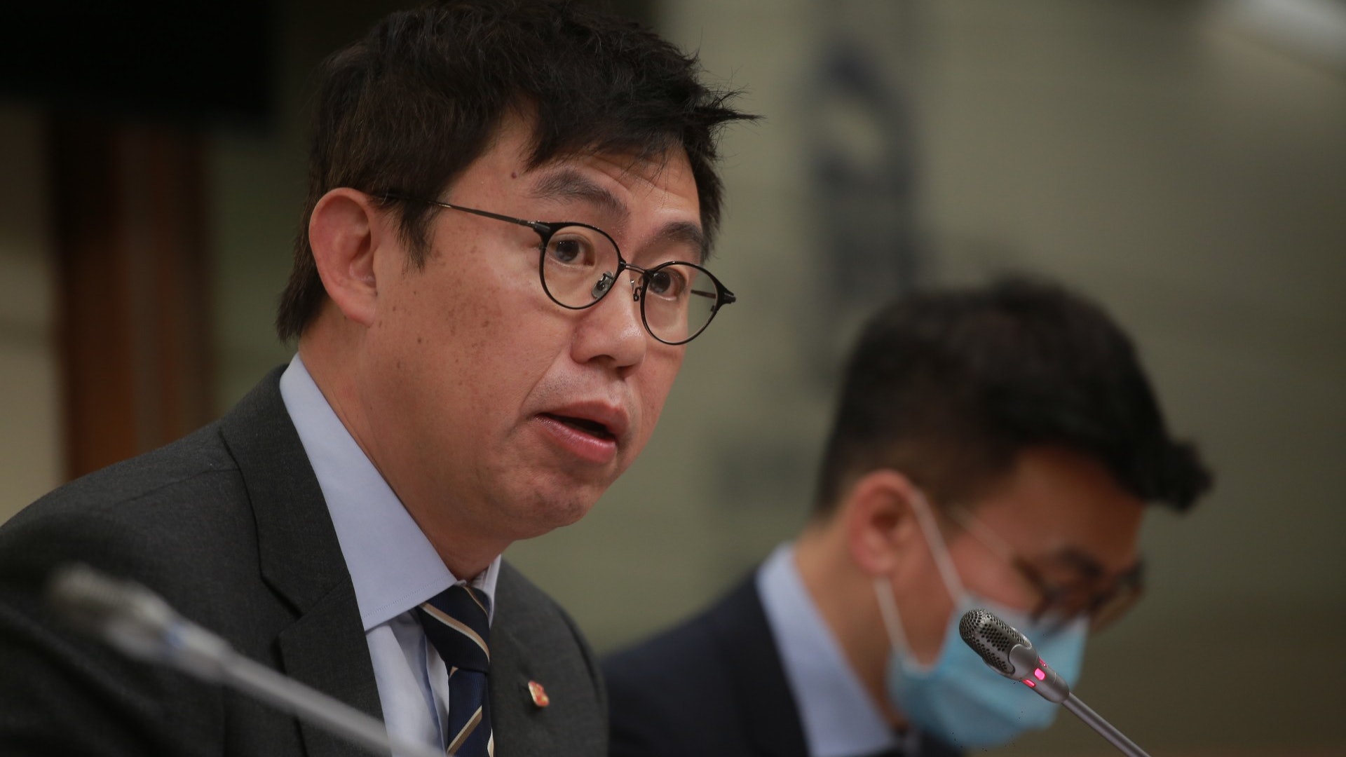 【武漢肺炎】內地專家疑病毒入眼 醫生:公眾毋須戴眼罩應勤洗手 【武漢肺炎】內地專家疑病毒入眼 醫生:公眾毋須戴眼罩應勤洗手
