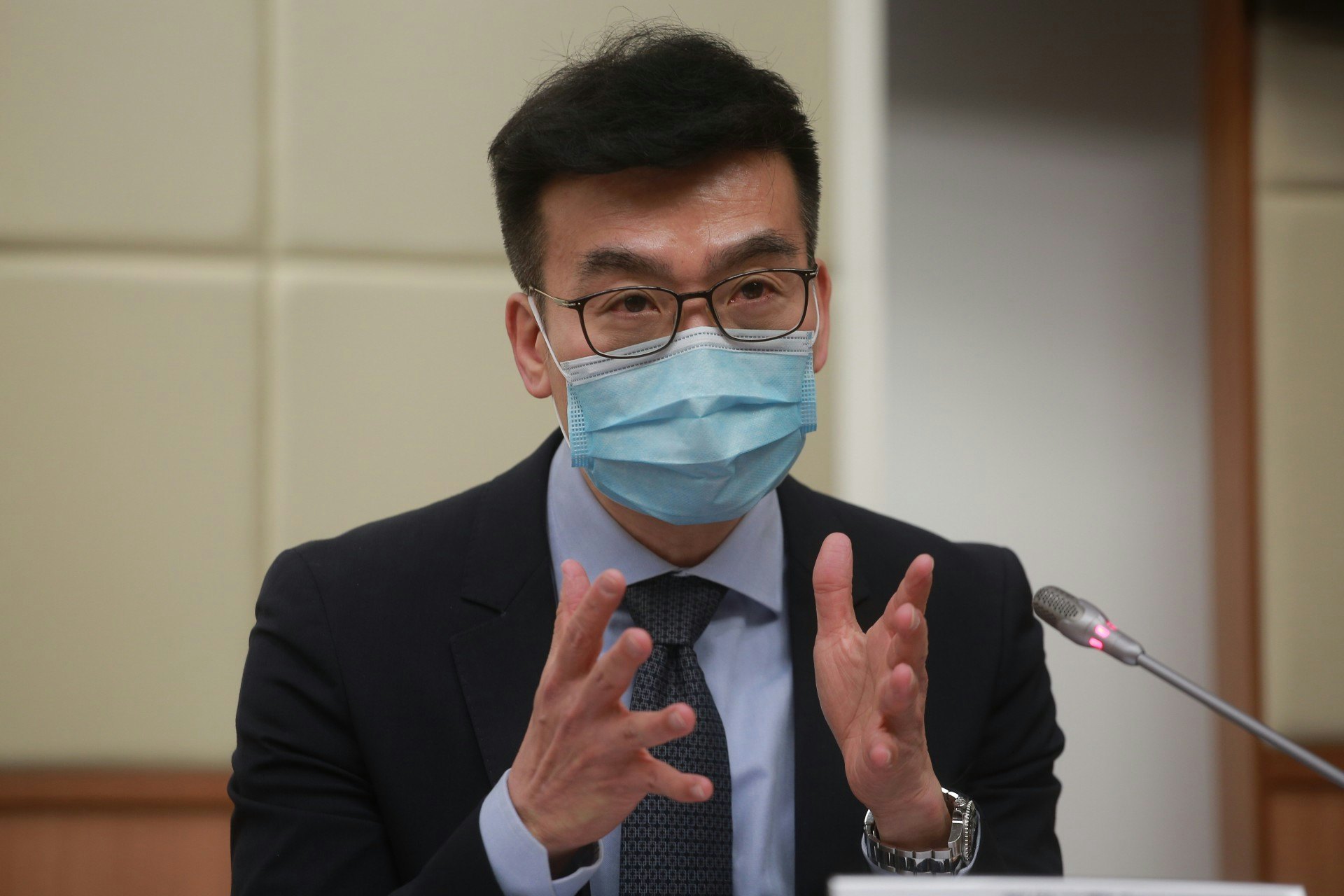 賴偉文醫生表示,如病毒入眼,有機會感染,因此醫院內的醫護人員需要時會戴眼罩或面罩。 (羅國輝攝) 賴偉文醫生表示,如病毒入眼,有機會感染,因此醫院內的醫護人員需要時會戴眼罩或面罩。 (羅國輝攝)