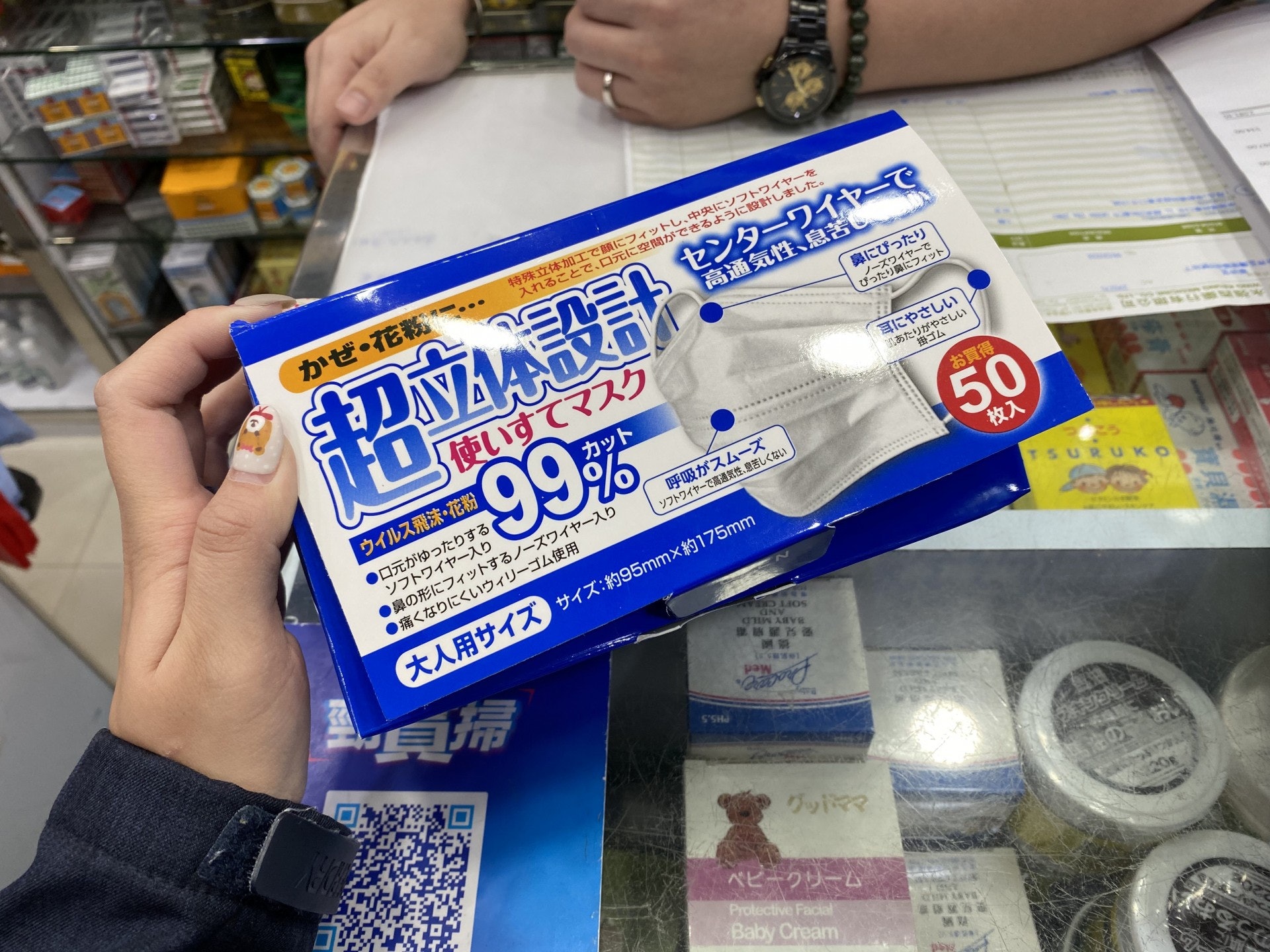 荃灣一間藥房職員指,店內口罩全是中國製造,但有通過日本品質認證。
