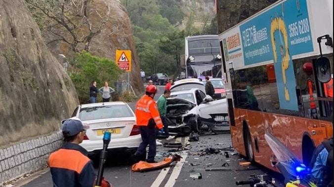 石澳私家車巴士迎頭相撞車身嚴重損毀 四人受輕傷 香港01 突發