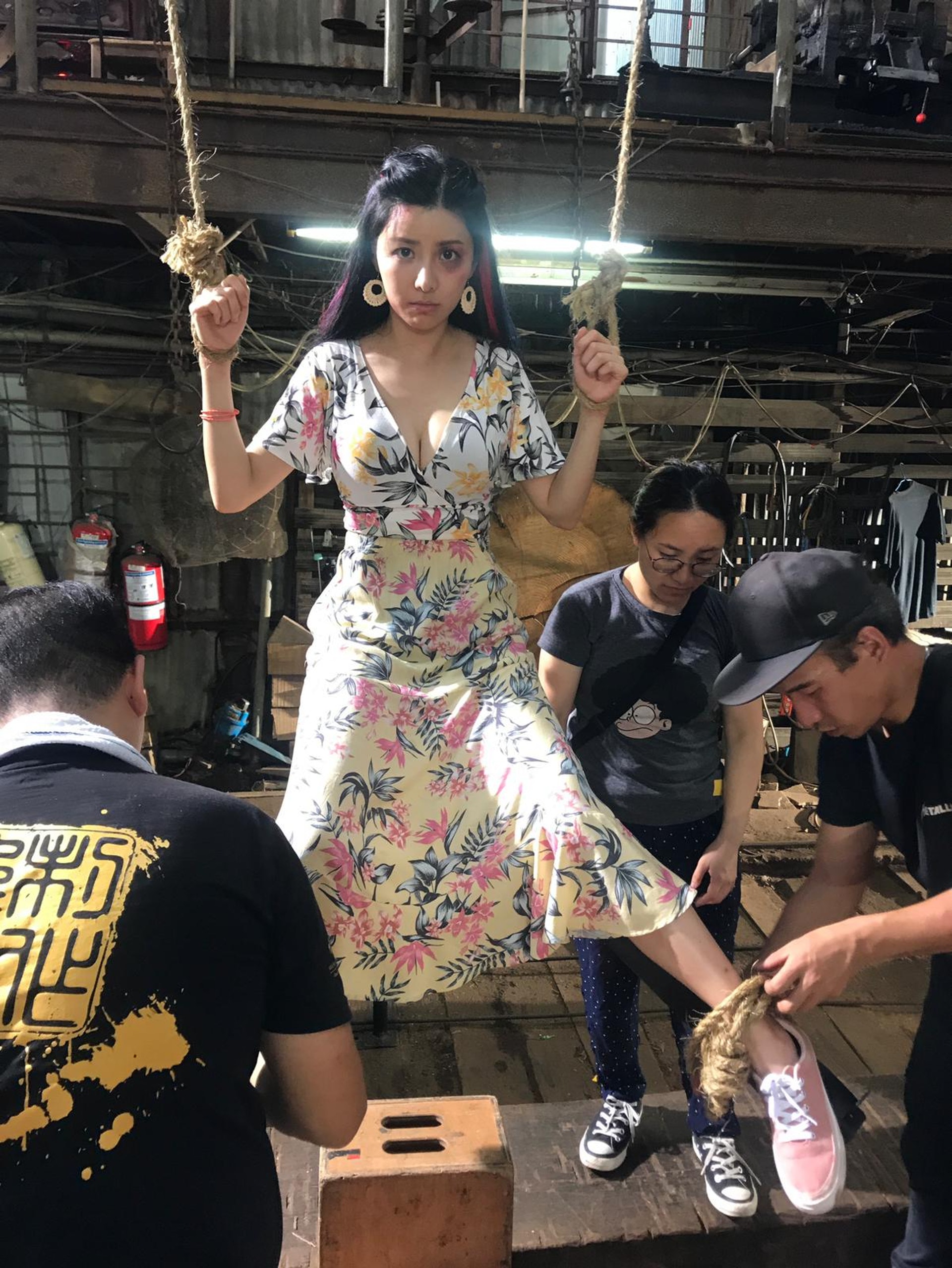 陳欣妍被工作人員綁起手腳,還要吊在半空。(IG@shirleyelephant) 陳欣妍被工作人員綁起手腳,還要吊在半空。(IG@shirleyelephant)