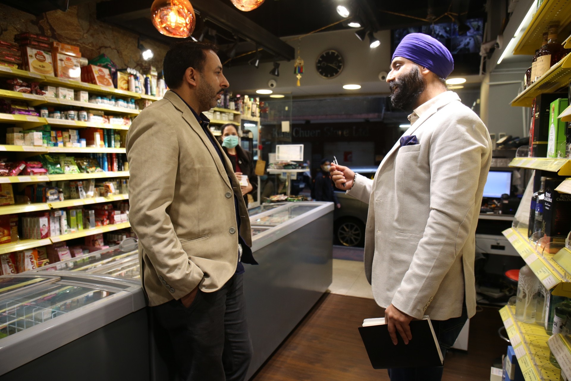 Star Mart為Deep Singh的家族生意。哥哥Harjeet(左)在港生活約20年,弟弟Deep(右)則在港出生。(鄧詠中攝) Star Mart為Deep Singh的家族生意。哥哥Harjeet(左)在港生活約20年,弟弟Deep(右)則在港出生。(鄧詠中攝)