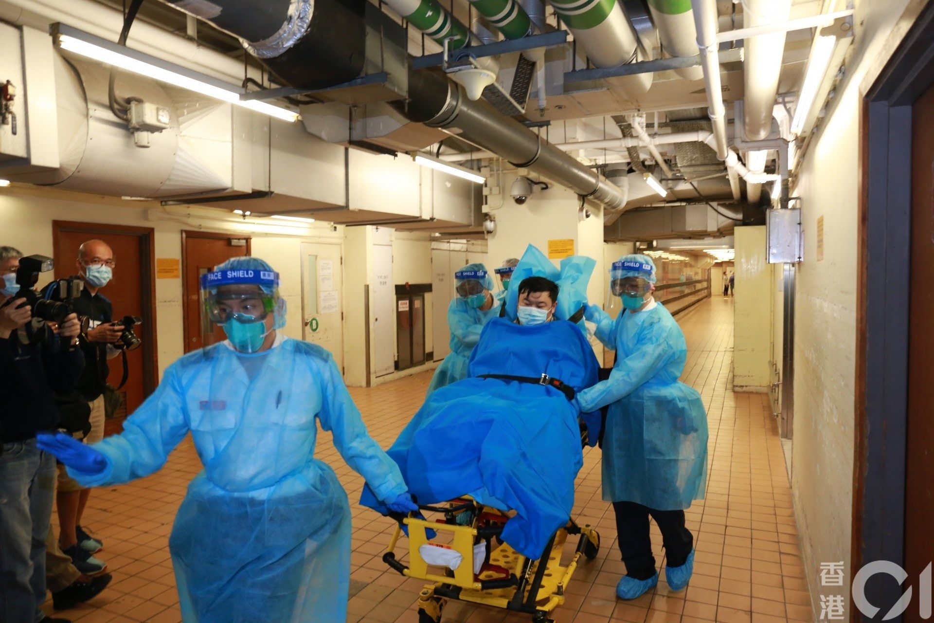 1月22日本港宣布首宗確診個案。一名39歲武漢男旅客,乘高鐵由武漢經深圳抵西九龍高鐵站,當時有發燒、鼻塞徵狀,被邊境檢疫人員送往伊利沙伯醫院隔離後,再轉送往瑪嘉烈醫院隔離。(林振華攝) 1月22日本港宣布首宗確診個案。一名39歲武漢男旅客,乘高鐵由武漢經深圳抵西九龍高鐵站,當時有發燒、鼻塞徵狀,被邊境檢疫人員送往伊利沙伯醫院隔離後,再轉送往瑪嘉烈醫院隔離。(林振華攝)