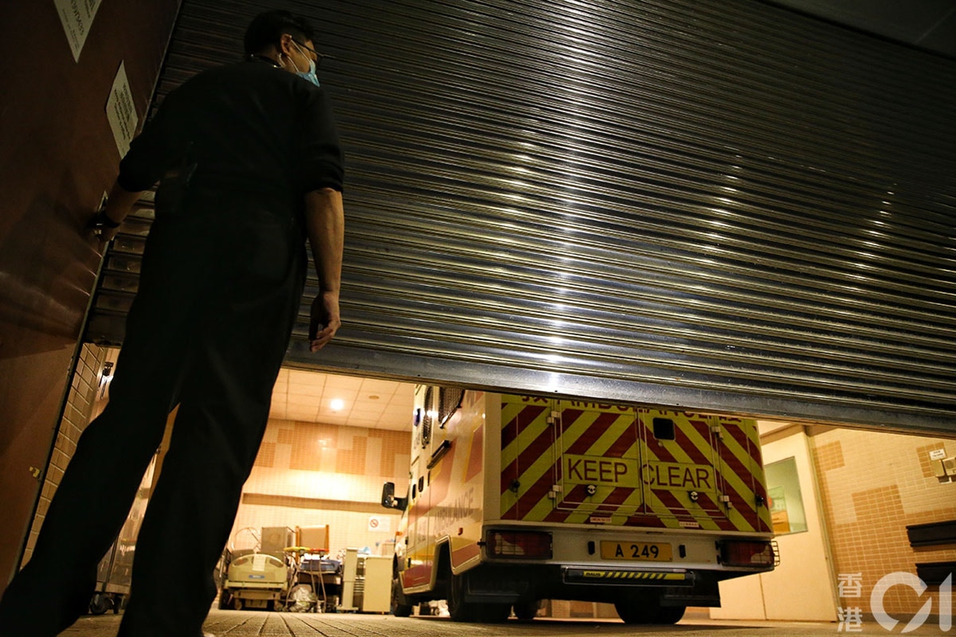 1月22日本港宣布首宗確診個案。一名39歲武漢男旅客,乘高鐵由武漢經深圳抵西九龍高鐵站,當時有發燒、鼻塞徵狀,被邊境檢疫人員送往伊利沙伯醫院隔離後,再轉送往瑪嘉烈醫院隔離。圖為確診者抵達瑪嘉烈醫院。(林振華攝) 1月22日本港宣布首宗確診個案。一名39歲武漢男旅客,乘高鐵由武漢經深圳抵西九龍高鐵站,當時有發燒、鼻塞徵狀,被邊境檢疫人員送往伊利沙伯醫院隔離後,再轉送往瑪嘉烈醫院隔離。圖為確診者抵達瑪嘉烈醫院。(林振華攝)