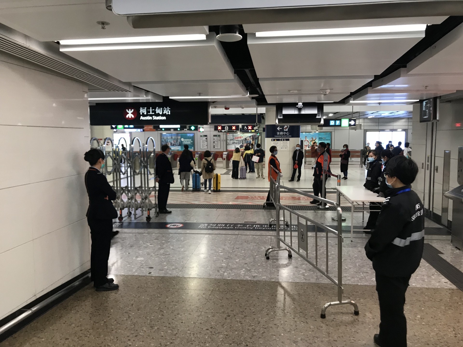 港鐵於傍晚起增派保安及職員在西九龍站出入口檢查車票,只有持有效車票的人士才能入站。(鄺曉斌攝) 港鐵於傍晚起增派保安及職員在西九龍站出入口檢查車票,只有持有效車票的人士才能入站。(鄺曉斌攝)