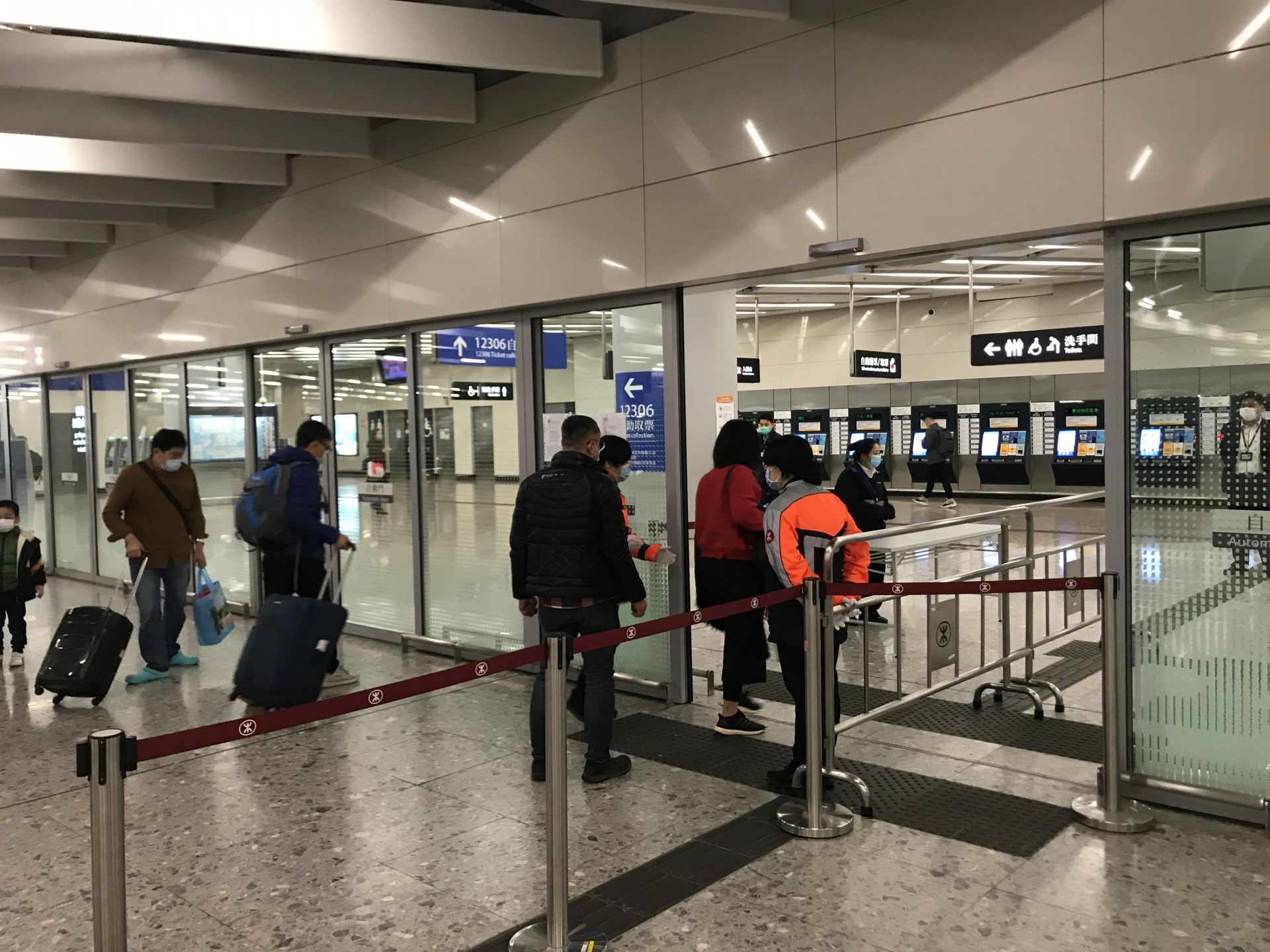 港鐵於傍晚起增派保安及職員在西九龍站出入口檢查車票,只有持有效車票的人士才能入站。(鄺曉斌攝) 港鐵於傍晚起增派保安及職員在西九龍站出入口檢查車票,只有持有效車票的人士才能入站。(鄺曉斌攝)