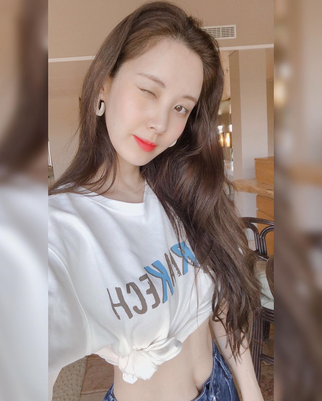 徐玄在IG大曬峇厘島的美照，一條纖腰惹人羨慕。（IG/@seojuhyun_s）