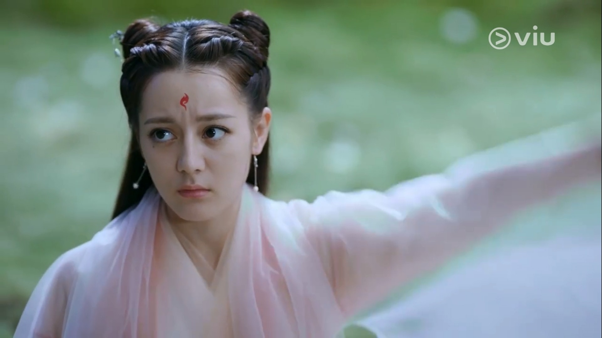 迪麗熱巴在《三生三世枕上書》中飾演白鳳九,樣子相當可愛。(Viu影片截圖) 迪麗熱巴在《三生三世枕上書》中飾演白鳳九,樣子相當可愛。(Viu影片截圖)