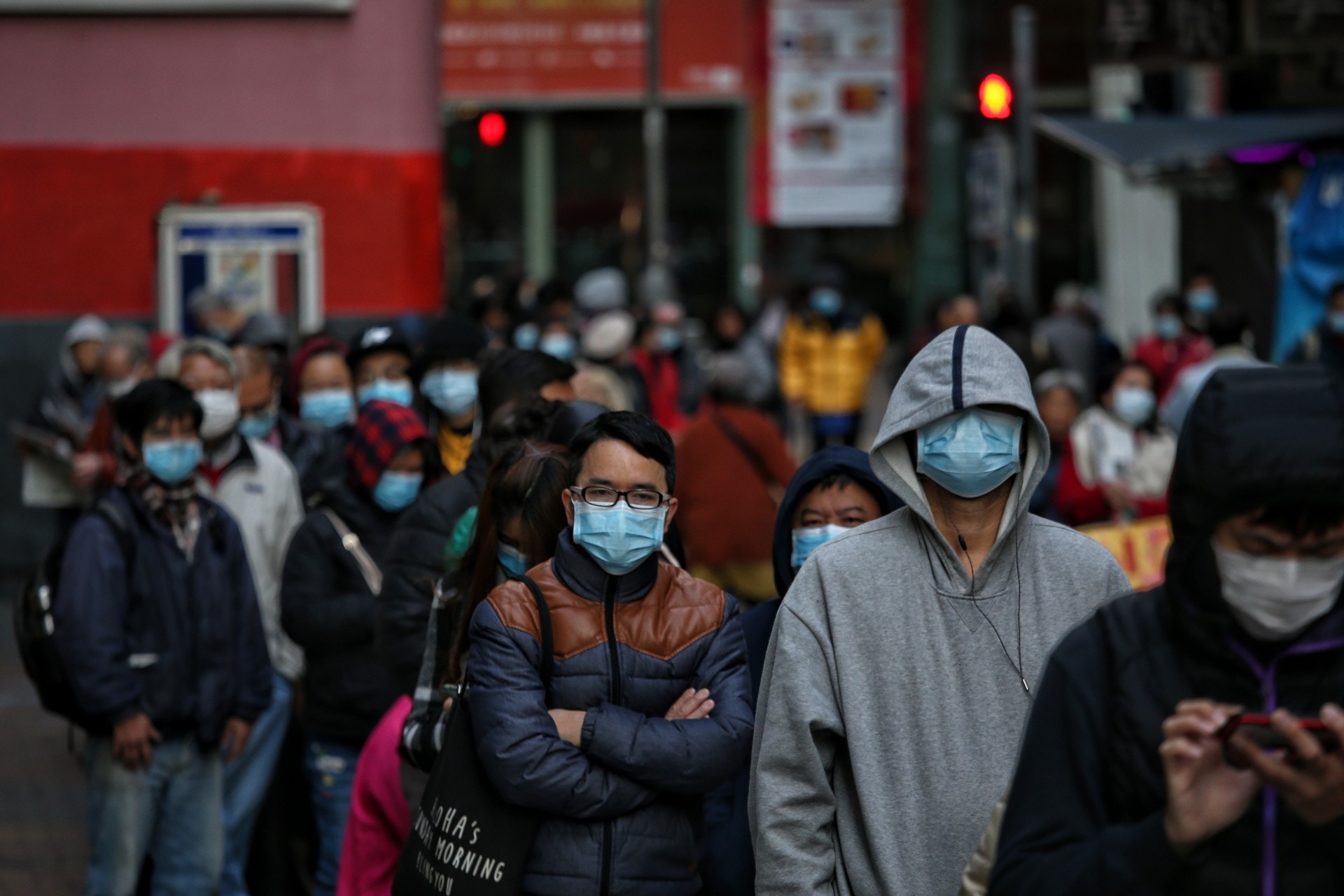 與武漢肺炎相關的新型冠狀病毒疫情持續，香港截至周三（29日）已確診10宗個案，連日來不少市民都四出搶購口罩。（梁鵬威攝）