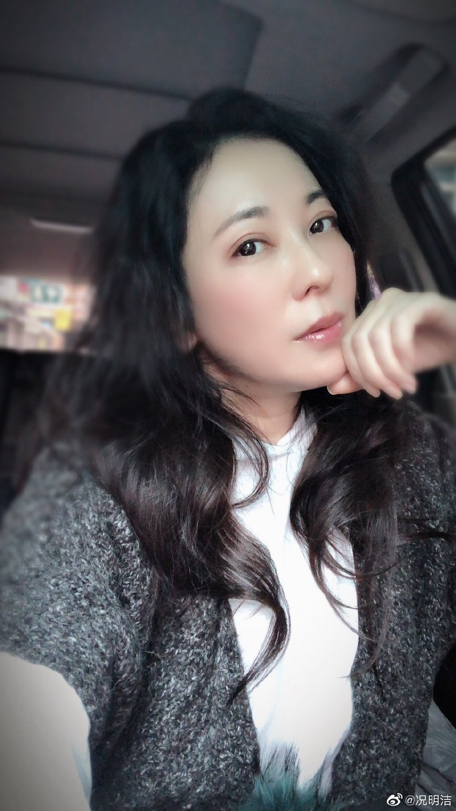 況明潔話只敢做電波拉皮,沒想過去做侵入式醫美。自然老化很正常,但還是希望慢慢來,不希望一下子走樣(微博@況明潔) 況明潔話只敢做電波拉皮,沒想過去做侵入式醫美。自然老化很正常,但還是希望慢慢來,不希望一下子走樣(微博@況明潔)