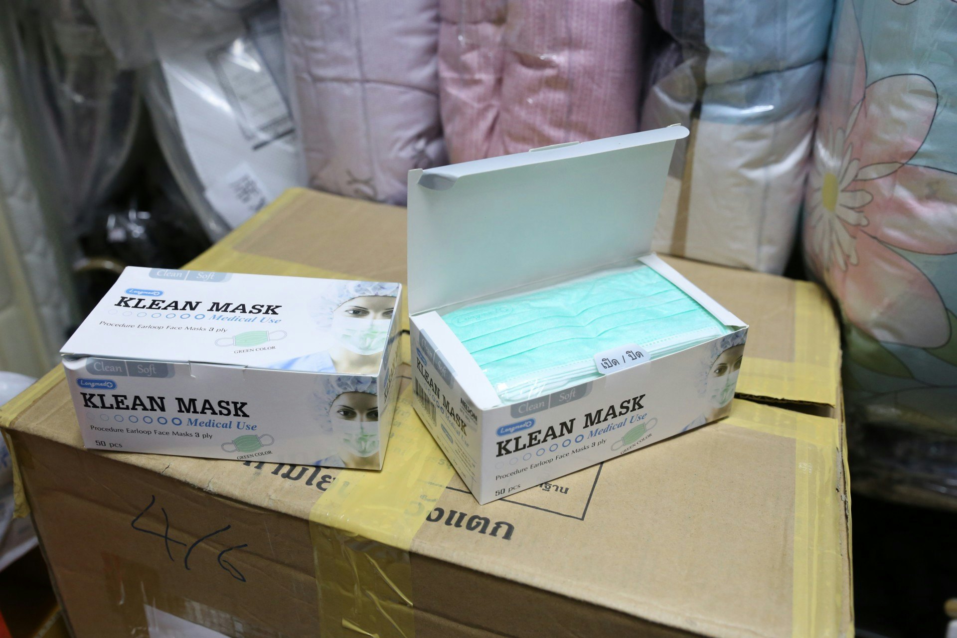張記床上用品店周五發售200盒泰國口罩。(黃廸雯攝) 張記床上用品店周五發售200盒泰國口罩。(黃廸雯攝)