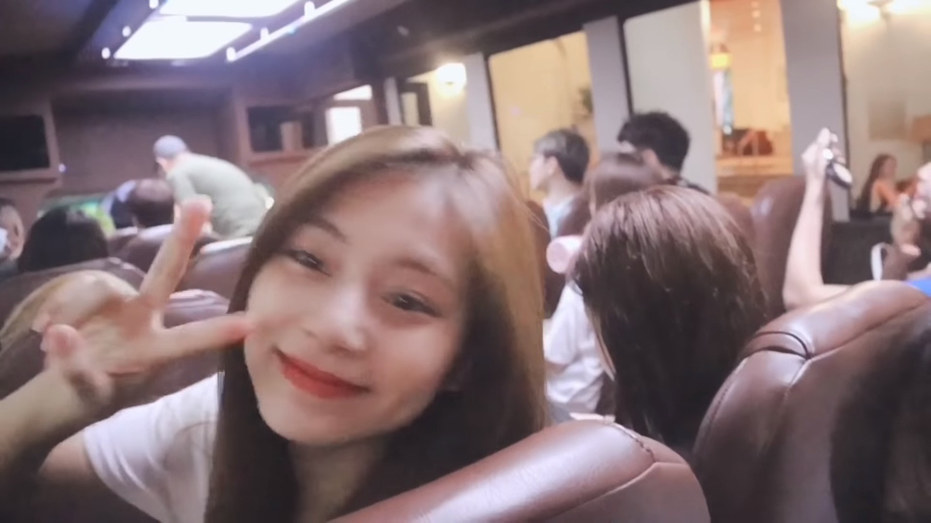 TWICE子瑜主動對鏡頭擺甫士,就像對男友撒嬌一樣。(YouTube截圖) TWICE子瑜主動對鏡頭擺甫士,就像對男友撒嬌一樣。(YouTube截圖)