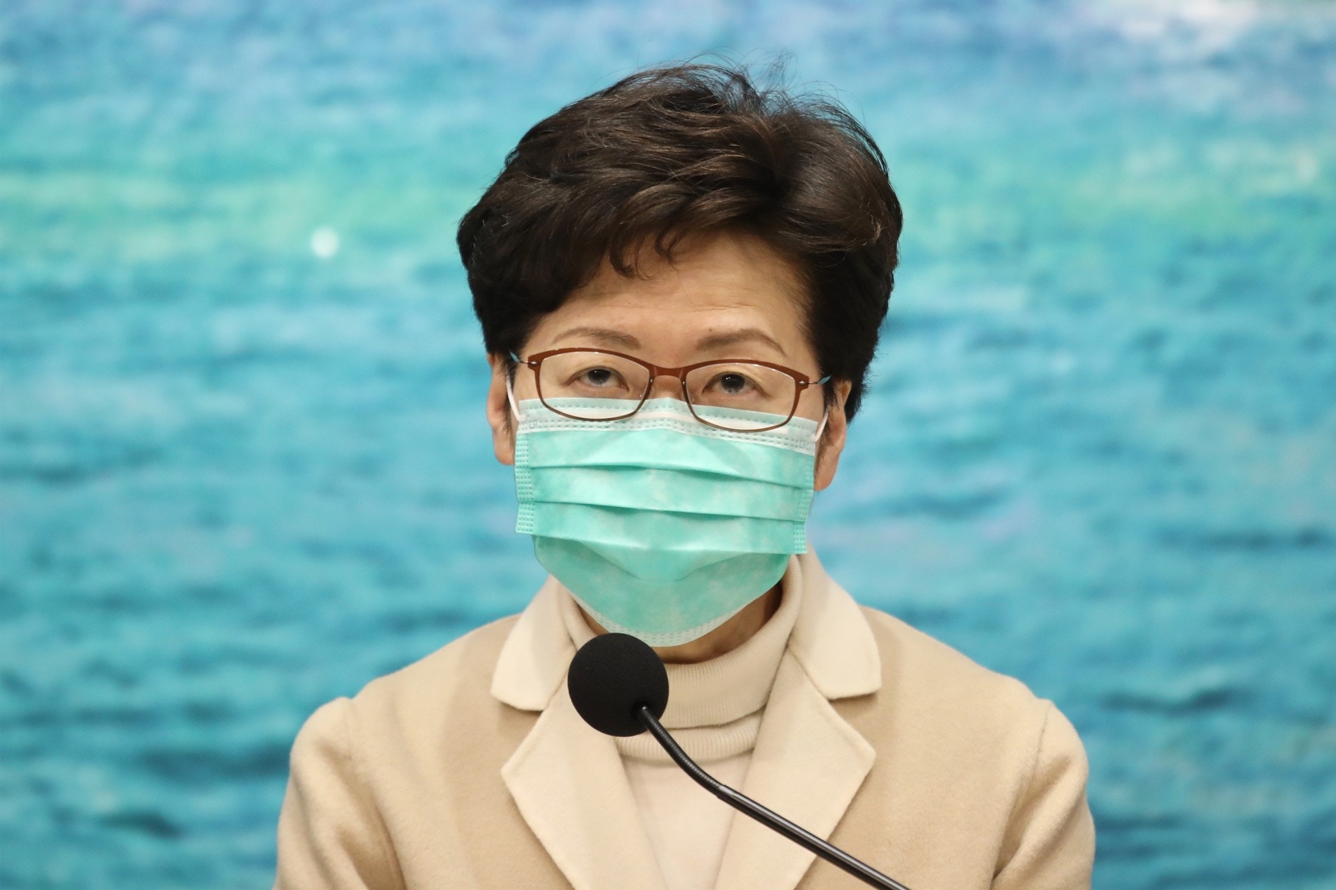 林鄭月娥今天在記者會上，指本港現時的抗疫策略符合世衛的建議。　（盧翊銘攝）