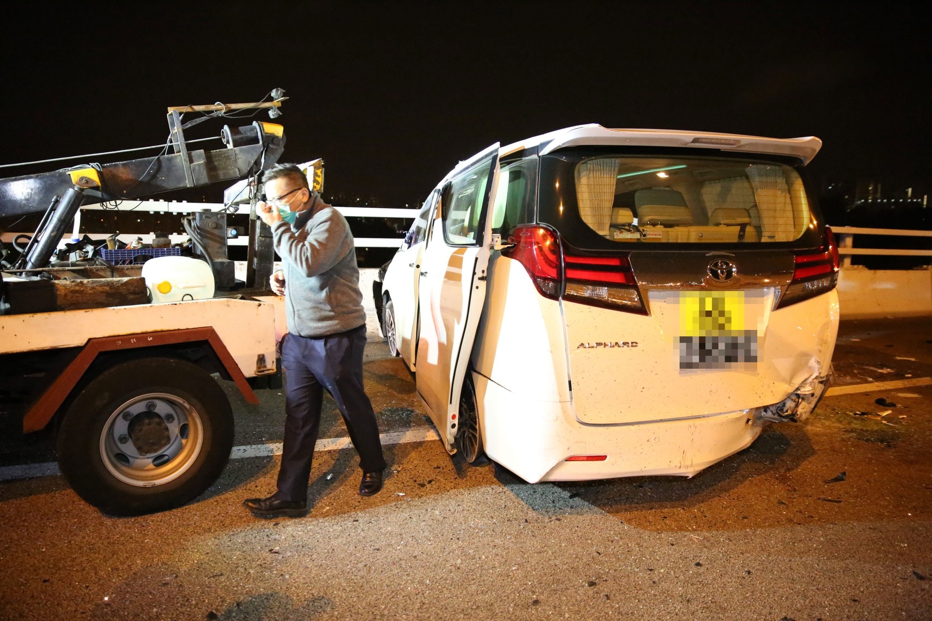 私家車撞翻七人車司機拆車牌棄車逃