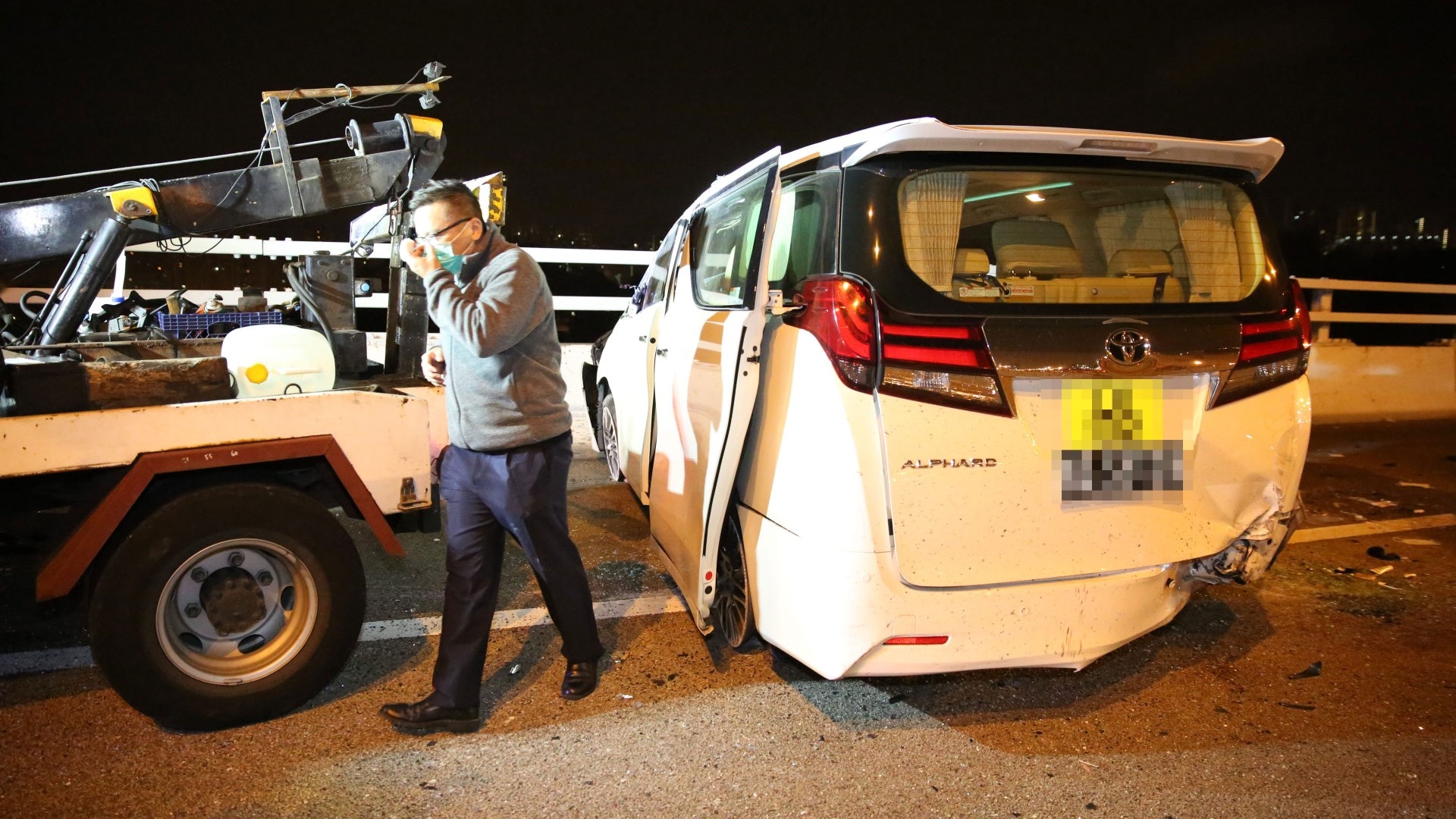 私家車撞翻七人車司機拆車牌棄車逃 私家車撞翻七人車司機拆車牌棄車逃