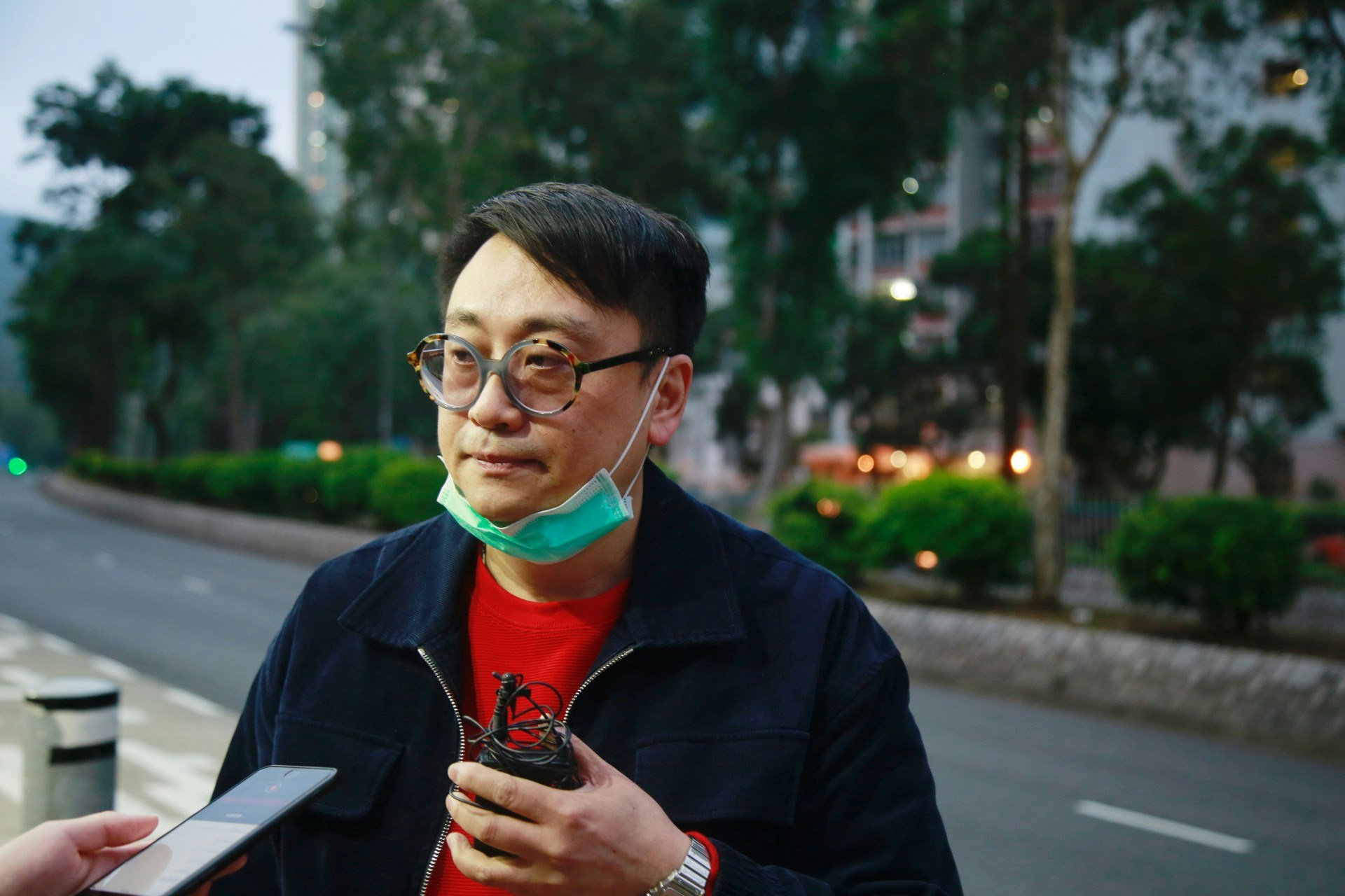 楊峰派發口罩不是想做聖人，只是想盡一份綿力幫助有需要的人。（梁碧玲攝）