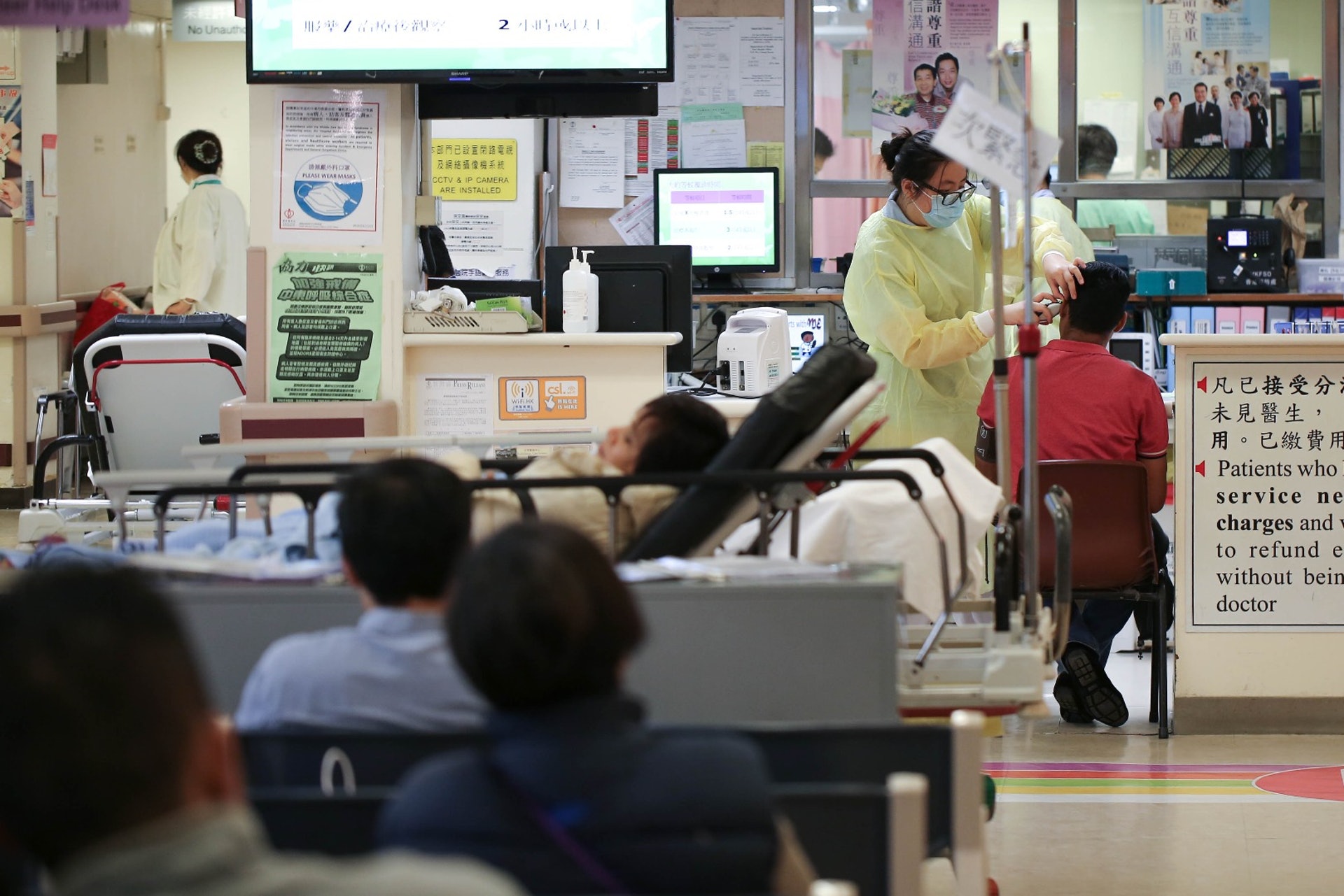 公立醫院輪候時間愈來愈長,市民憂慮小病變大病;入住私院則擔心醫療費令儲蓄一鋪清袋。(資料圖片) 公立醫院輪候時間愈來愈長,市民憂慮小病變大病;入住私院則擔心醫療費令儲蓄一鋪清袋。(資料圖片)