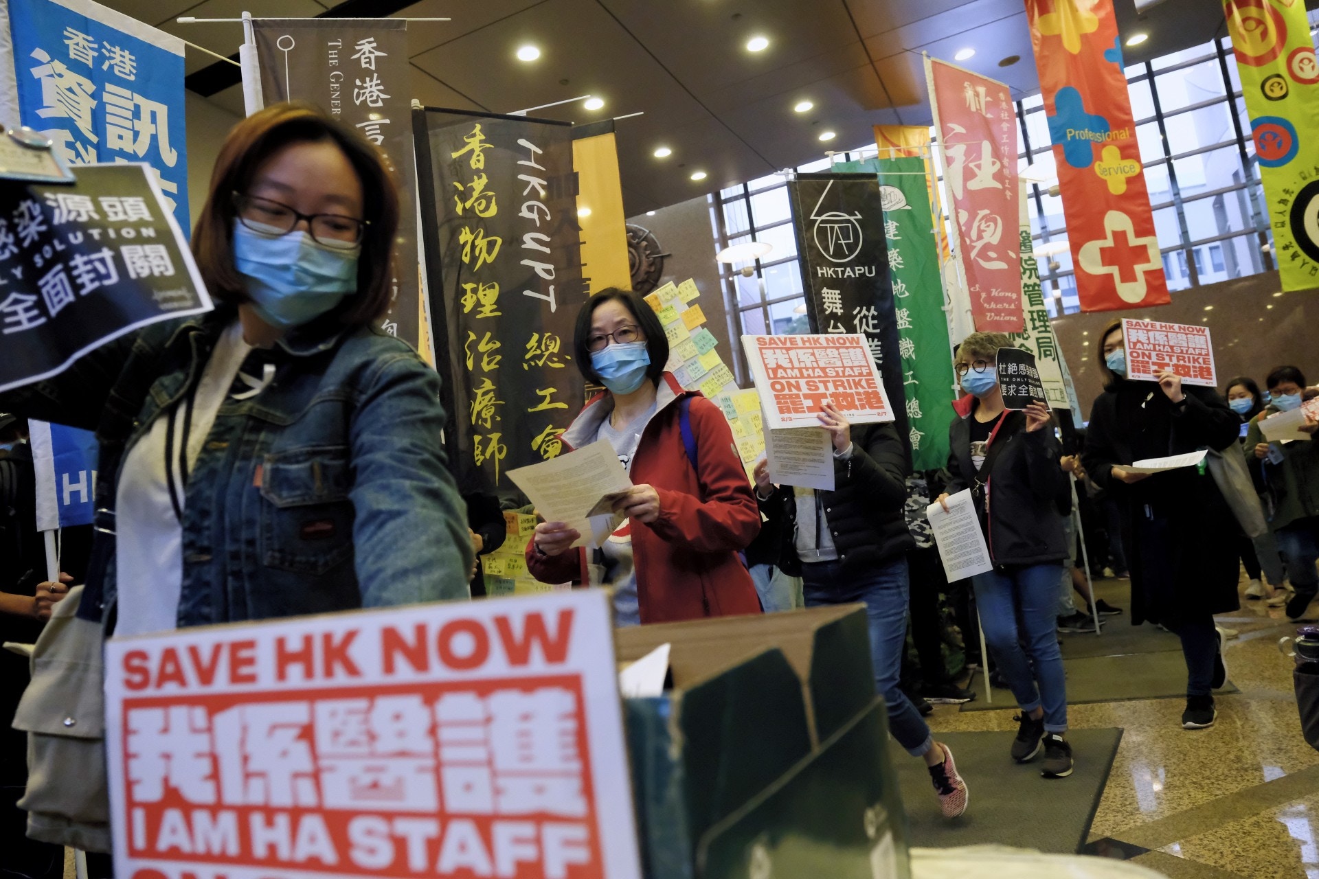 2月4日，醫管局員工陣線罷工行動升級，大批參與員工到醫管局總部大樓請願。（歐嘉樂攝）