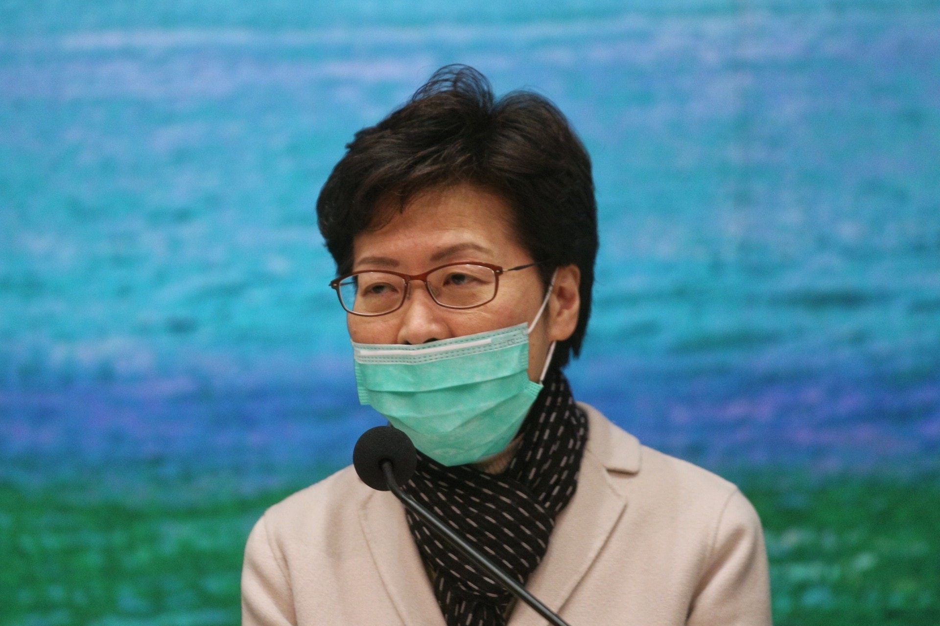 林鄭月娥1月28日出席記者會時有戴口罩，但口罩一度下跌而露出鼻孔，被指屬錯誤示範。（張浩維攝）