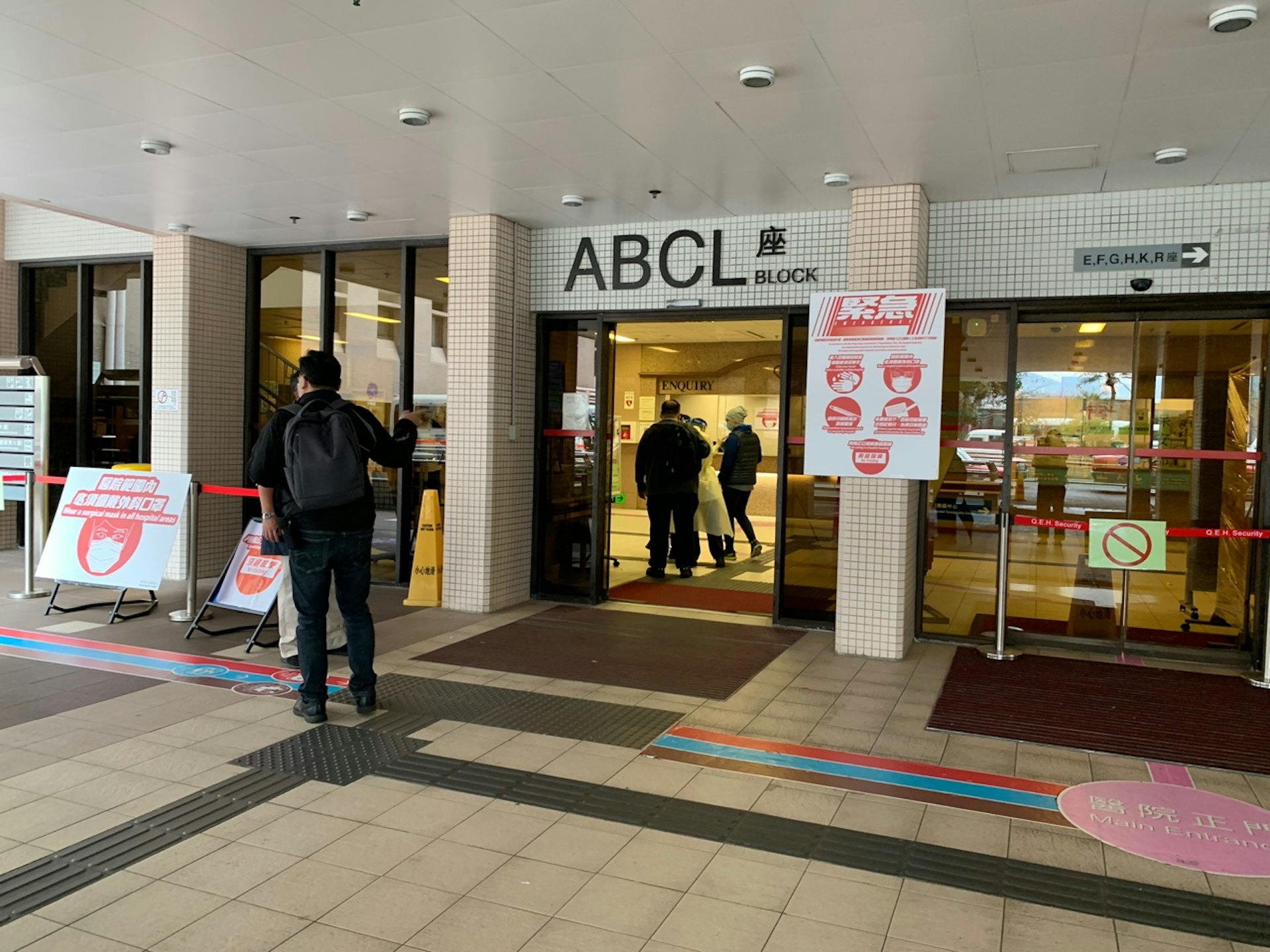於早上約10時,未有太多人進入醫院內。(張嘉敏攝) 於早上約10時,未有太多人進入醫院內。(張嘉敏攝)