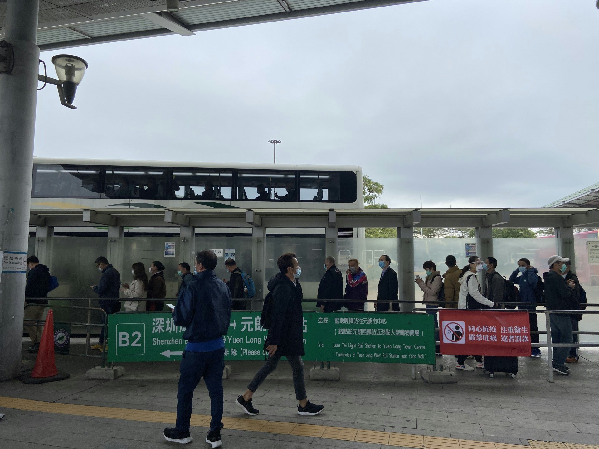 大量人排隊搭乘巴士進入香港市區。(袁澍攝) 大量人排隊搭乘巴士進入香港市區。(袁澍攝)
