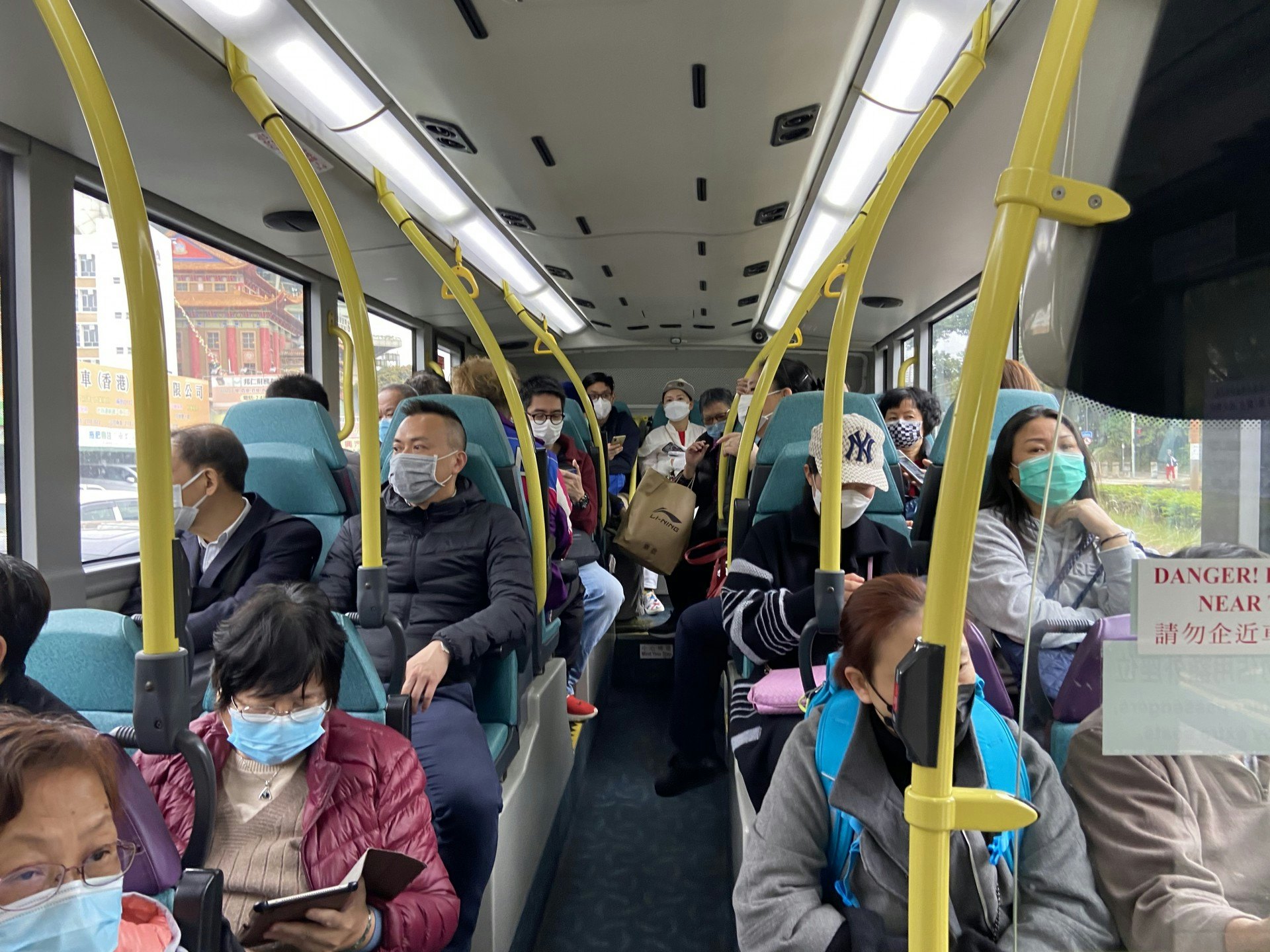 大量人排隊搭乘巴士進入香港市區。(袁澍攝) 大量人排隊搭乘巴士進入香港市區。(袁澍攝)
