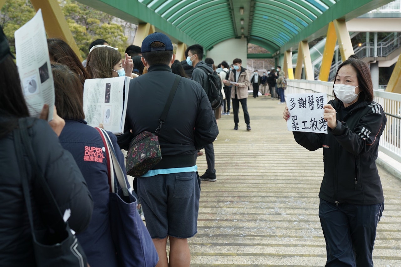 有市民舉手高呼,支持醫護人員罷工。(高仲明攝) 有市民舉手高呼,支持醫護人員罷工。(高仲明攝)
