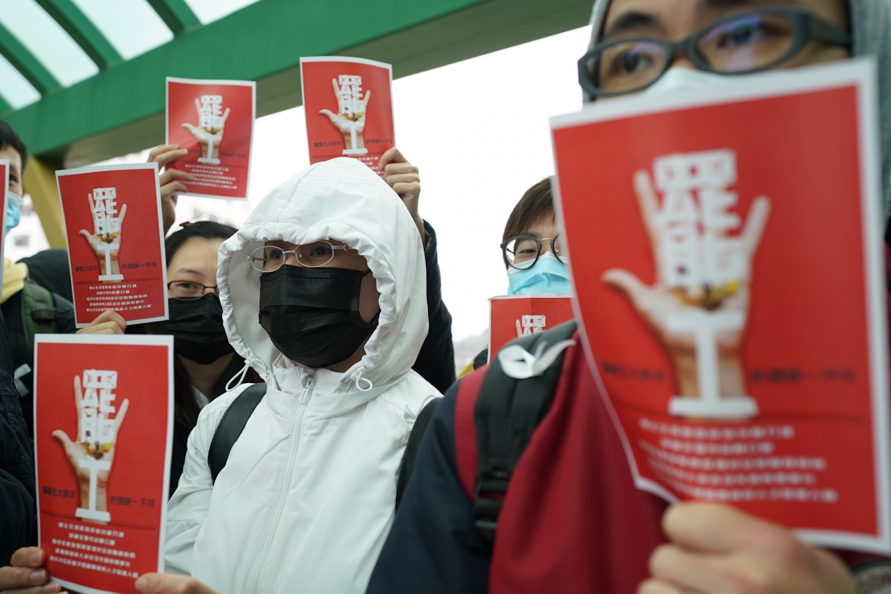 多人舉起「我係醫護,罷工救港」、「封關防疫,唯一出路」的紙牌,人龍一度排至樓梯口。(高仲明攝) 多人舉起「我係醫護,罷工救港」、「封關防疫,唯一出路」的紙牌,人龍一度排至樓梯口。(高仲明攝)