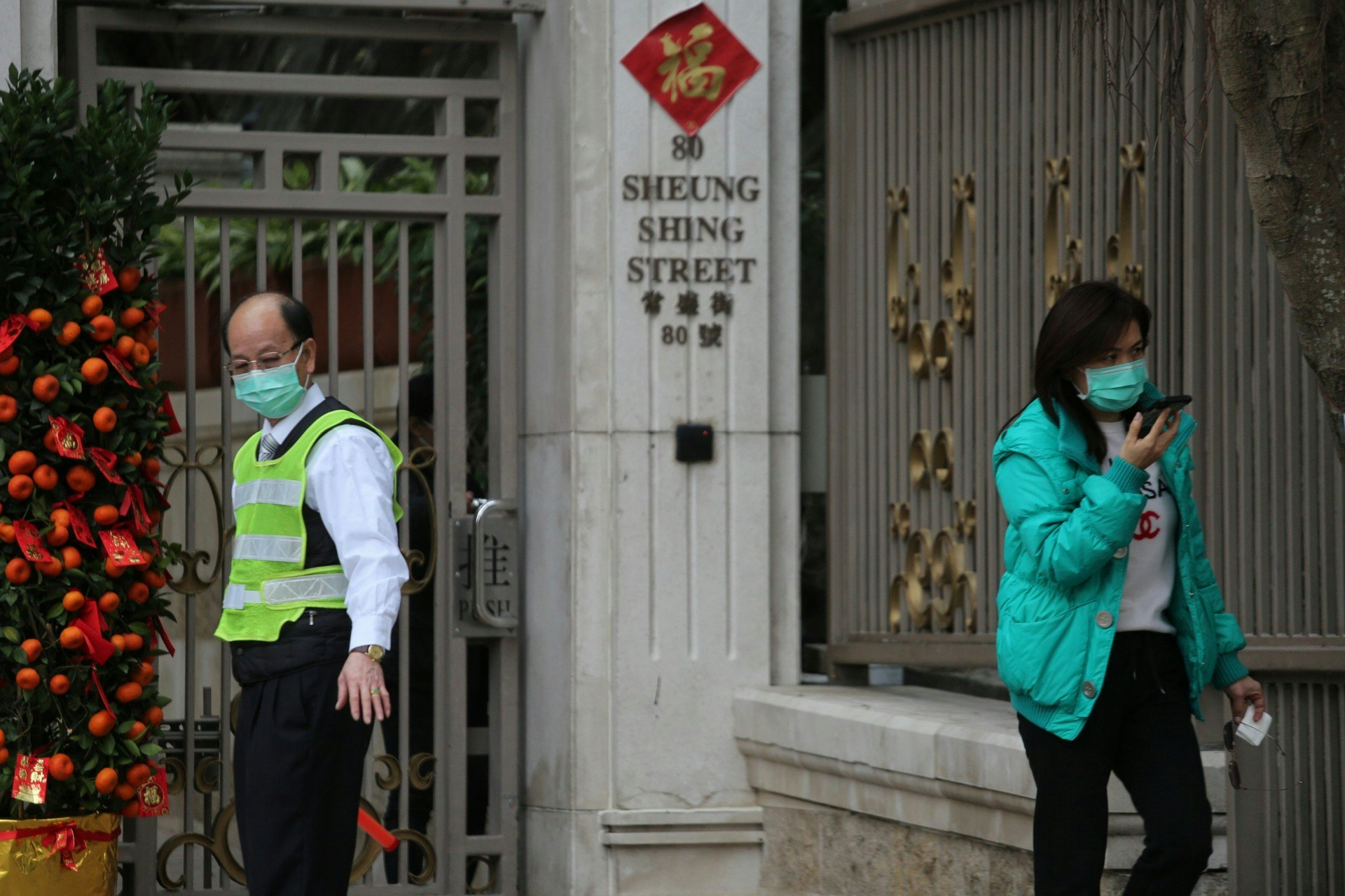 半山壹號管理接獲衛生防護中心通知,確診患者為15座住戶。(張浩維攝) 半山壹號管理接獲衛生防護中心通知,確診患者為15座住戶。(張浩維攝)