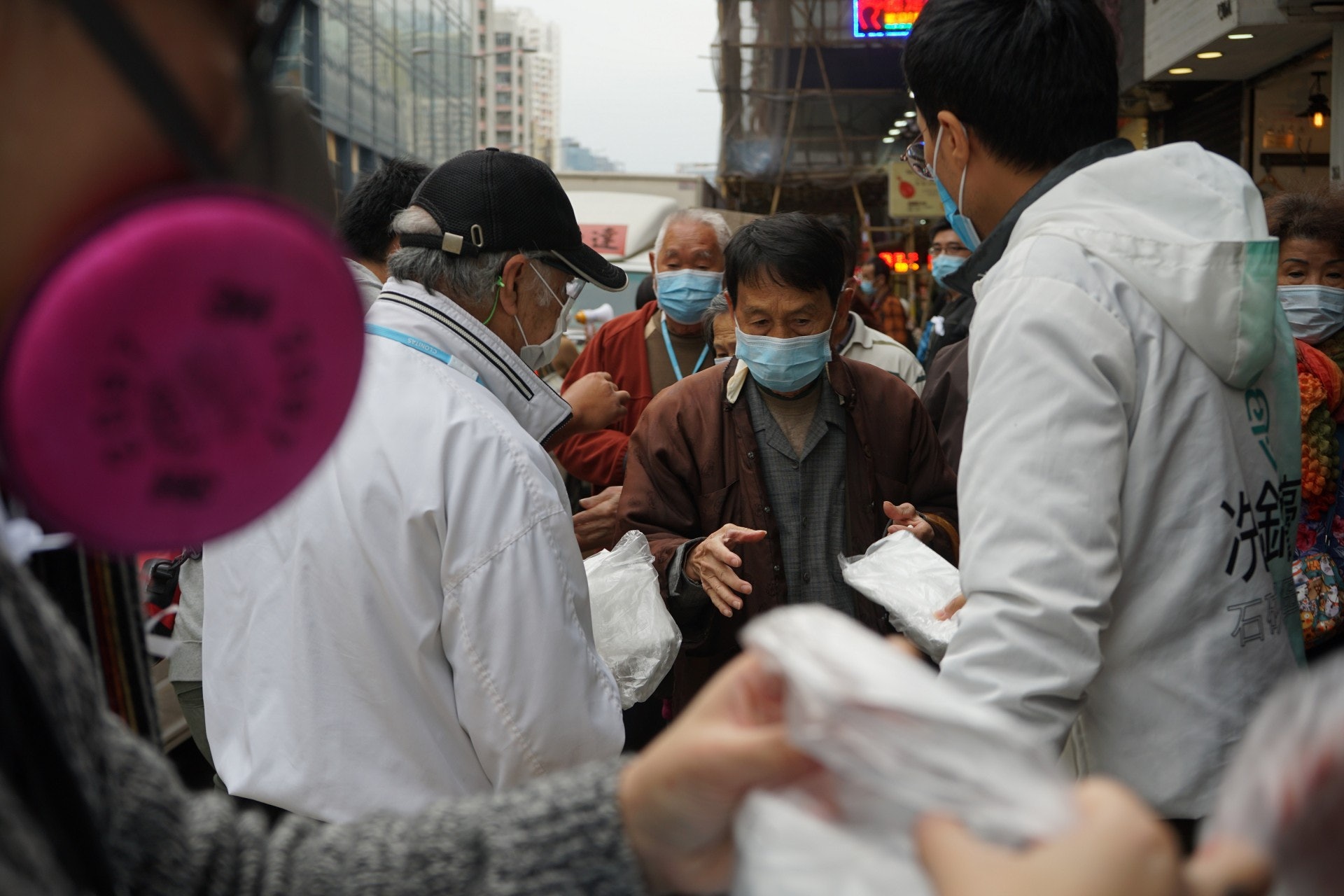 數百名長者來到現場,在出示長者卡或身份證後,每人領取一包共五個的日本白色口罩。 (呂諾君攝) 數百名長者來到現場,在出示長者卡或身份證後,每人領取一包共五個的日本白色口罩。 (呂諾君攝)